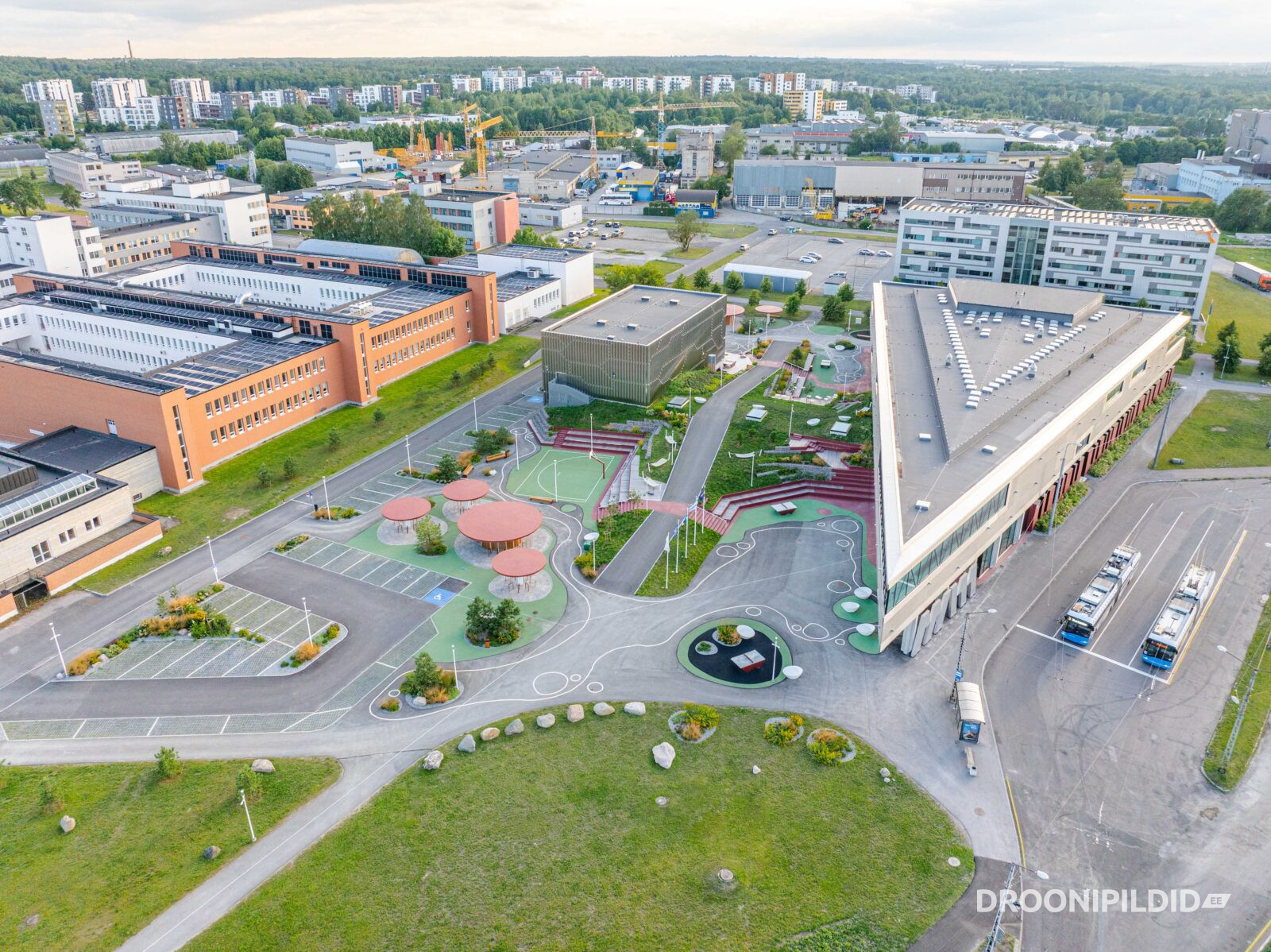 Mustamäe Riigigümnaasium, Riigigümnaasium, Mustamäe,  Akadeemia tee 25, Mustamäe Riigigümnaasium droonipildid, droonipildid.ee, arhitektuurifotod