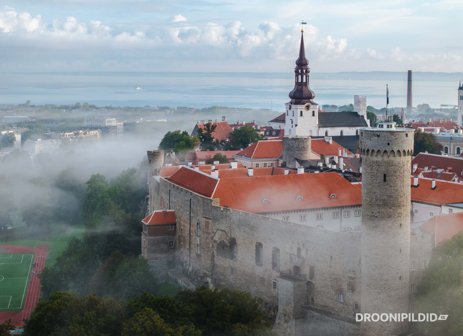 Toompea, Toompea Udus, Vanalinn, Tallinna vanalinn, Udune vanalinn, Toompea, Pikk Hermann, Pikk hermann udus, sügisudu, Tallinn, visitestonia, vanalinna siluett, Tallinn OId Town, Foggy Tallinn Old Town, 