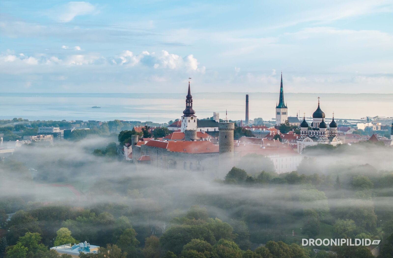 Toompea, Toompea Udus, Vanalinn, Tallinna vanalinn, Udune vanalinn, Toompea, Pikk Hermann, Pikk hermann udus, sügisudu, Tallinn, visitestonia, vanalinna siluett, Tallinn OId Town, Foggy Tallinn Old Town, 