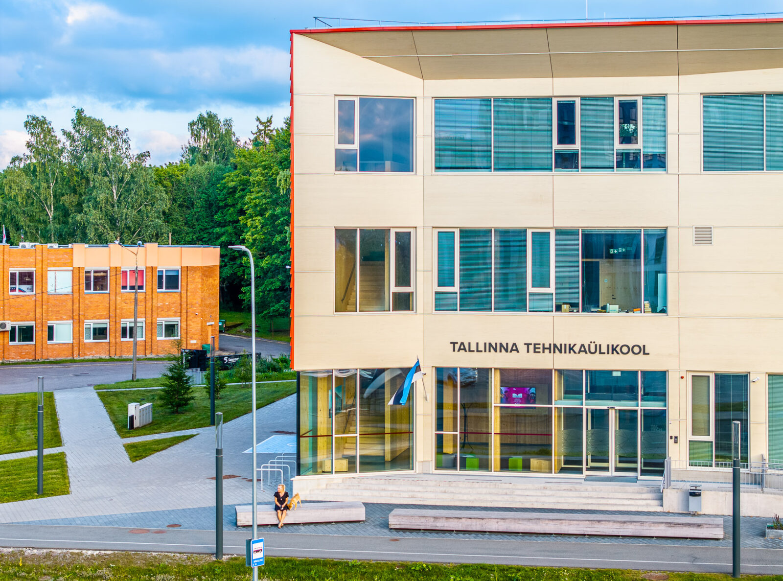 Droonifoto Ehituse Mäemajast ja selle lähiümbrusest Mustamäel, Tallinna ülikoolilinnakus