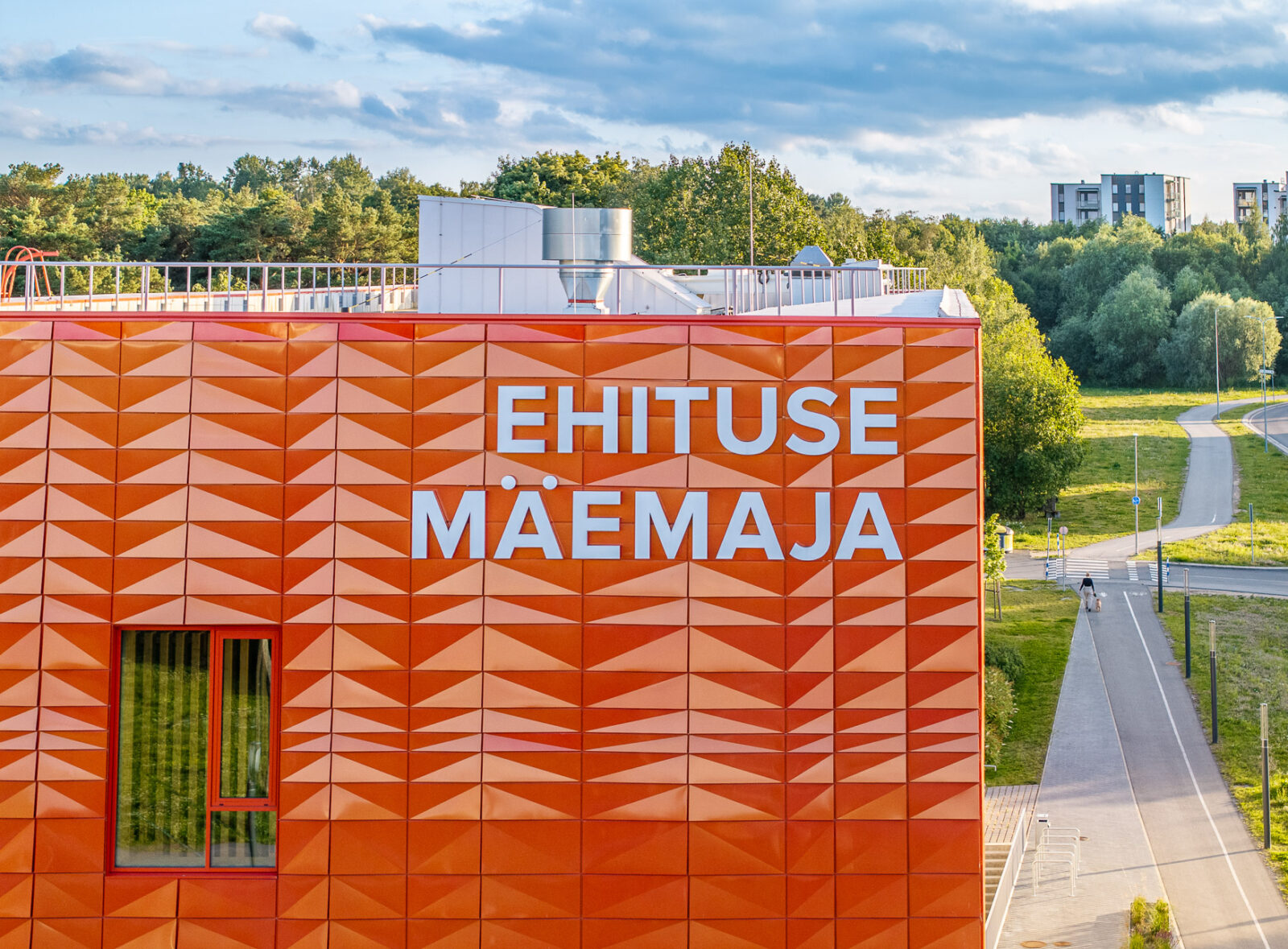 Ehituse Mäemaja, TalTech, Tallinna Tehnikaülikool, arhitektuurifoto, kaasaegne arhitektuur, Eesti ülikool, hoone fassaad, päikesepaneelid katusel, kaasaegne haridushoone, arhitektuur Tallinnas, linnaplaneerimine, ehitusvaldkond, õppehoone, kaasaegne disain, fotod müügiks, haridusasutuse arhitektuur, ülikoolihoone