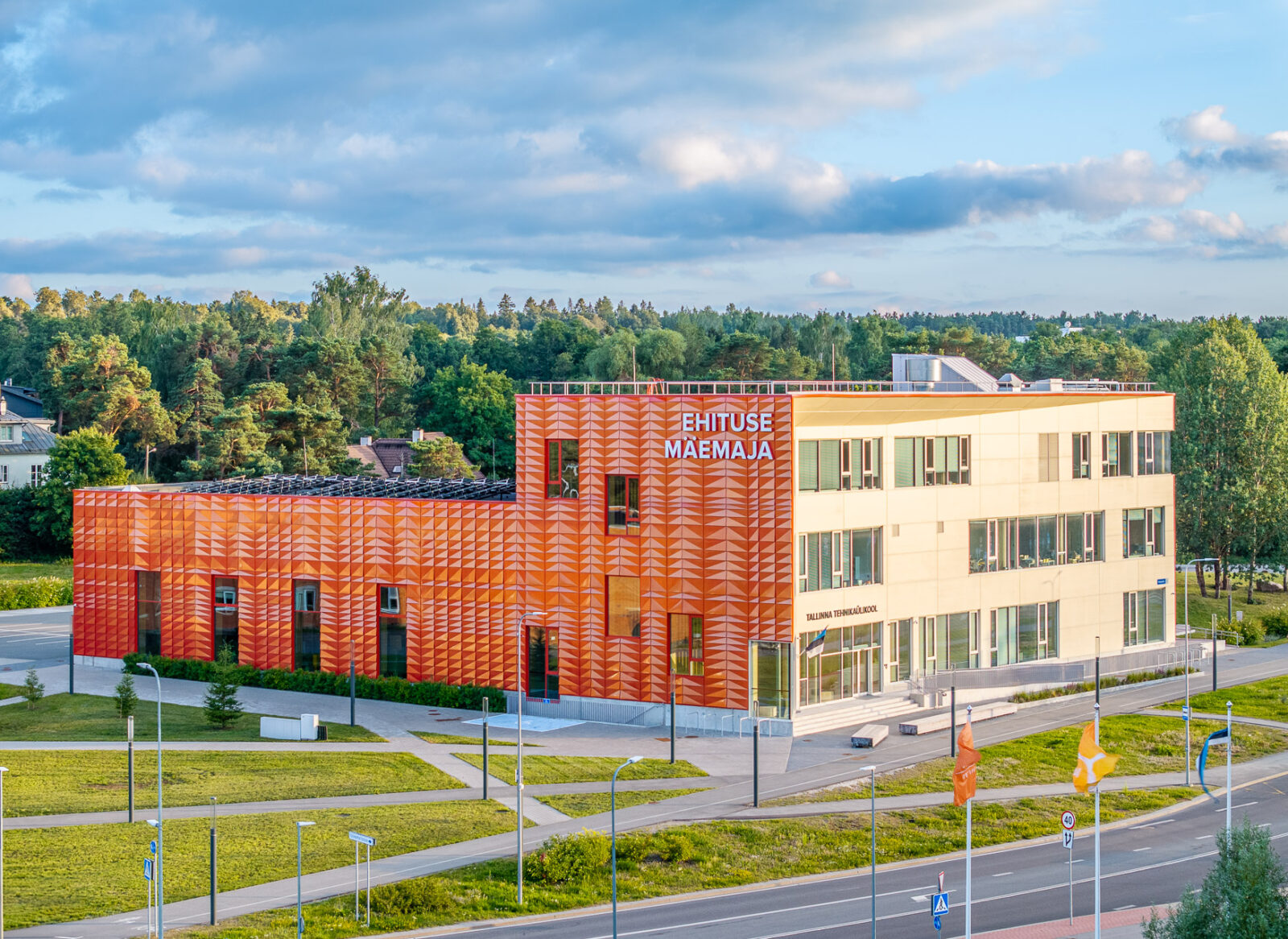 Ehituse Mäemaja, TalTech, Tallinna Tehnikaülikool, arhitektuurifoto, kaasaegne arhitektuur, Eesti ülikool, hoone fassaad, päikesepaneelid katusel, kaasaegne haridushoone, arhitektuur Tallinnas, linnaplaneerimine, ehitusvaldkond, õppehoone, kaasaegne disain, fotod müügiks, haridusasutuse arhitektuur, ülikoolihoone