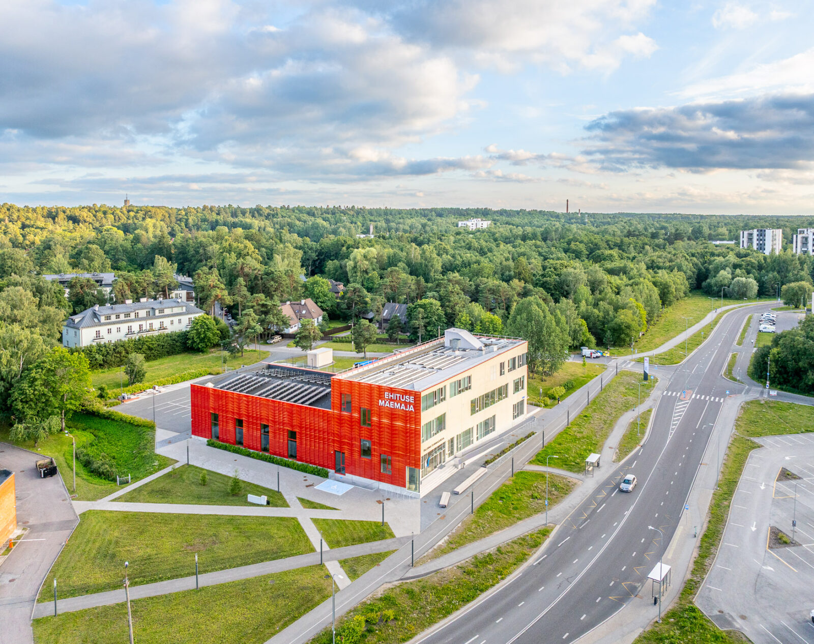 Ehituse Mäemaja, TalTech, Tallinna Tehnikaülikool, arhitektuurifoto, kaasaegne arhitektuur, Eesti ülikool, hoone fassaad, päikesepaneelid katusel, kaasaegne haridushoone, arhitektuur Tallinnas, linnaplaneerimine, ehitusvaldkond, õppehoone, kaasaegne disain, fotod müügiks, haridusasutuse arhitektuur, ülikoolihoone
