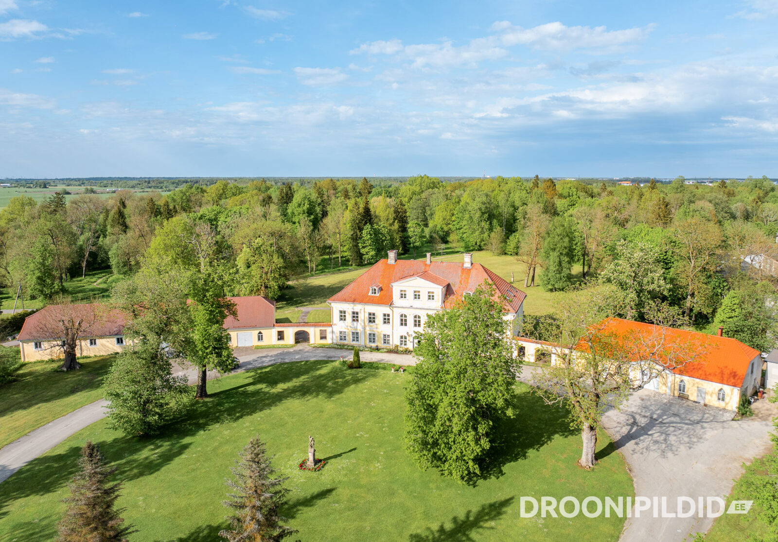 saue mõis, mõisad eestis, eesti mõisad, droonifoto, mõisapark, arhitektuur, barokkarhitektuur, ajalooline mõis, harjumaa, saue linn, heritage, manor in estonia, drone photography, aerial photo estonia