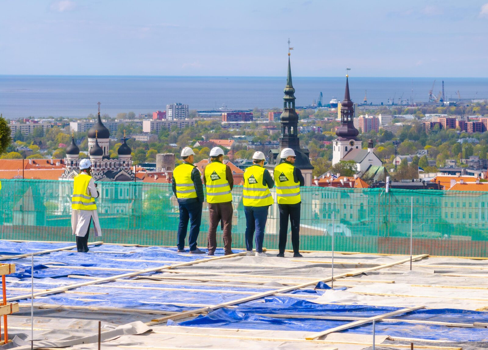 Kõrghoone sarikapidu Tallinna vanalinna vaatega