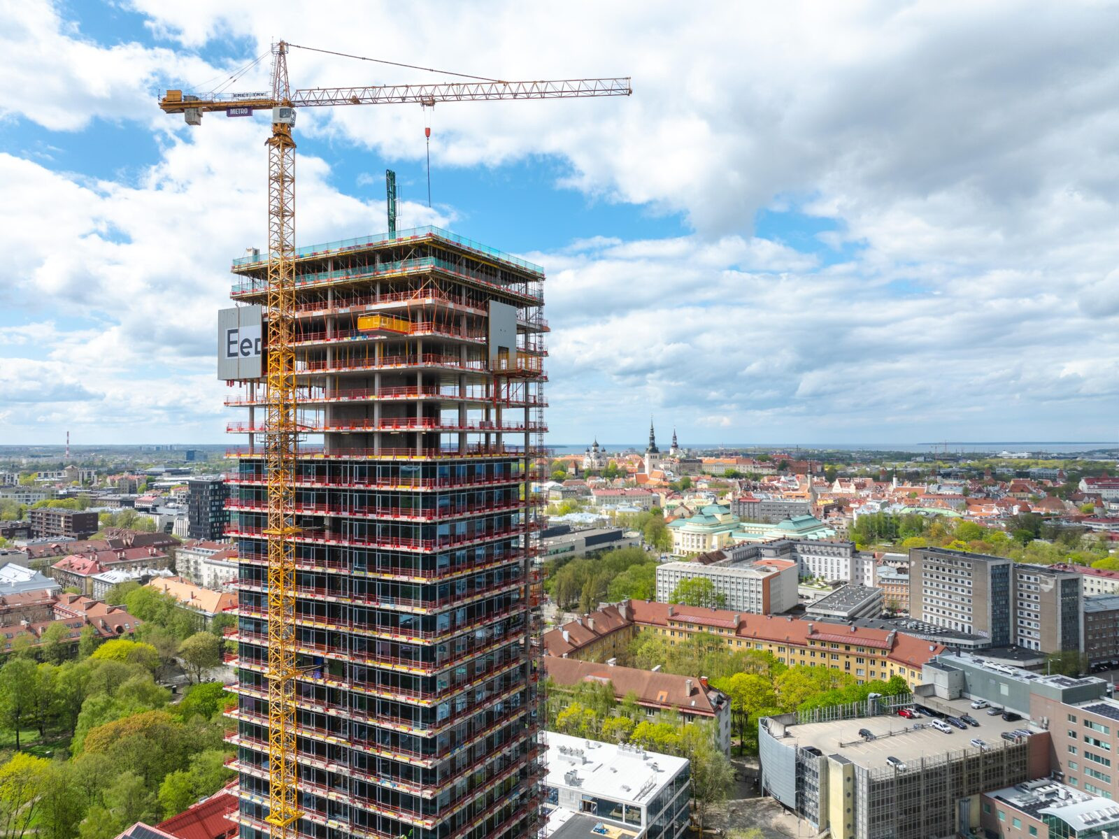 Tallinna kõrghoone ehitusobjekti droonifoto sarikapeo ajal