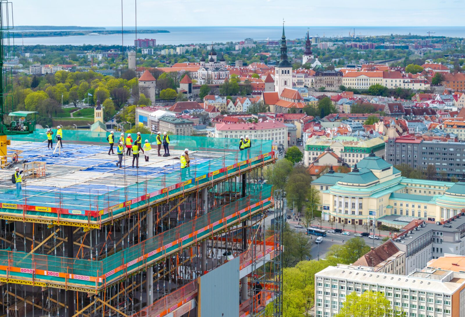 Tallinna kõrghoone ehitusobjekt mere taustal