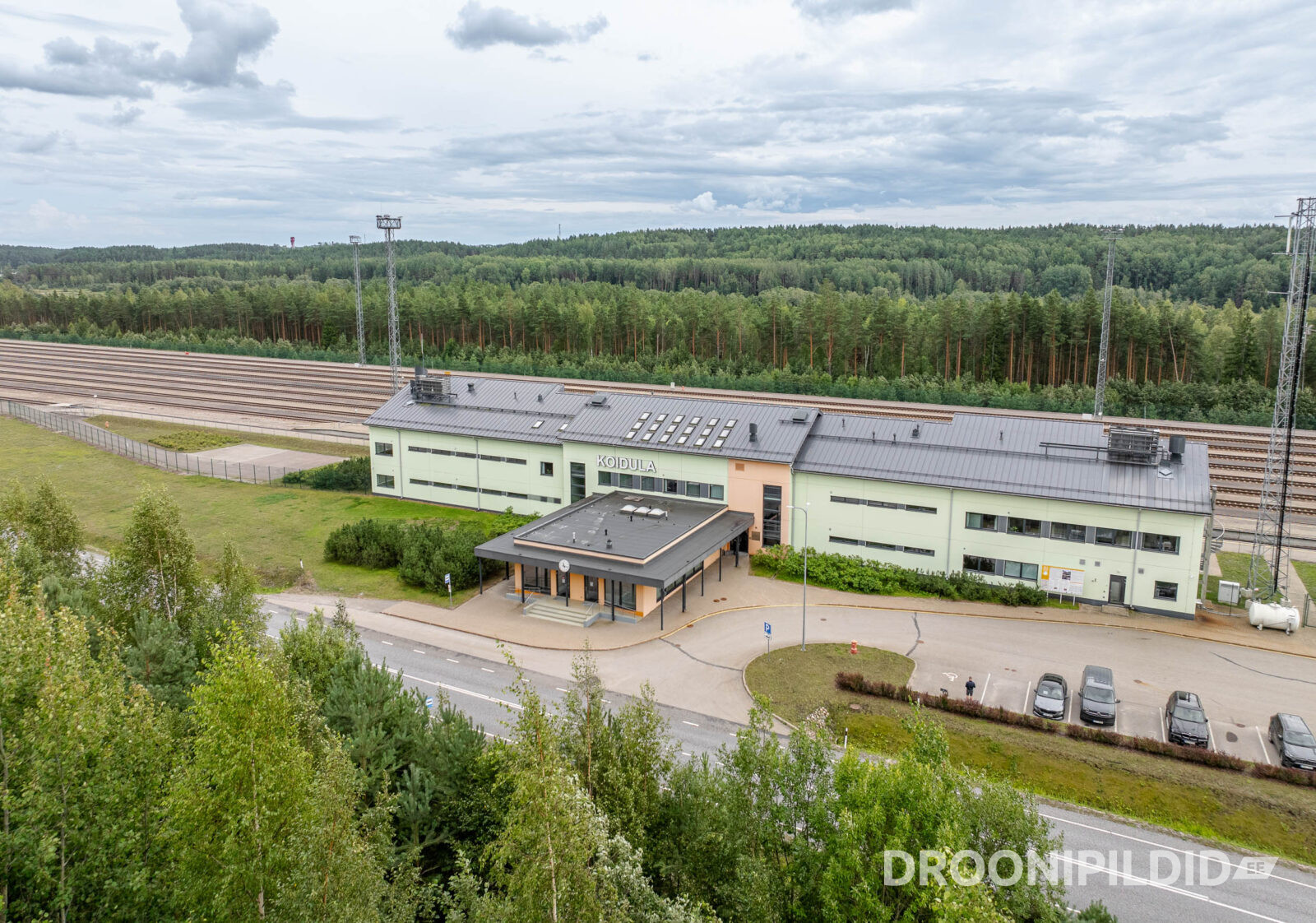 Koidula raudteejaam ja jaamahoone droonivaates koos raudteeharudega Setomaal