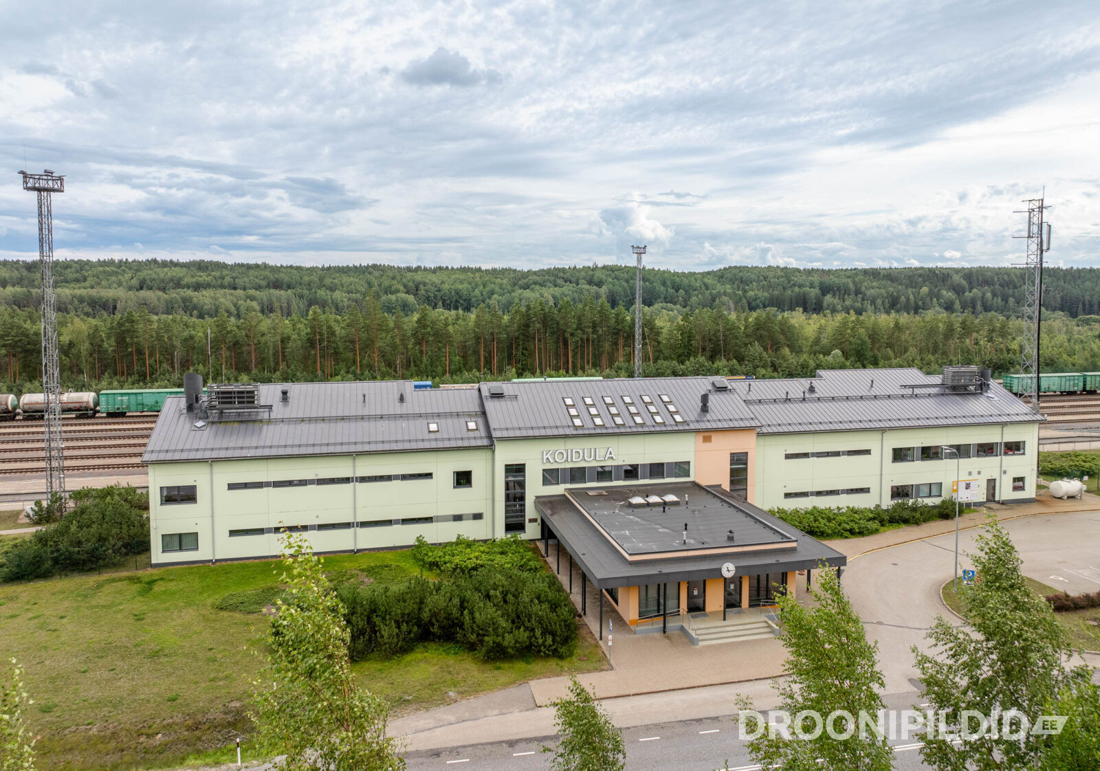 Koidula jaamahoone perroonilt vaadatuna koos raudteeliinidega