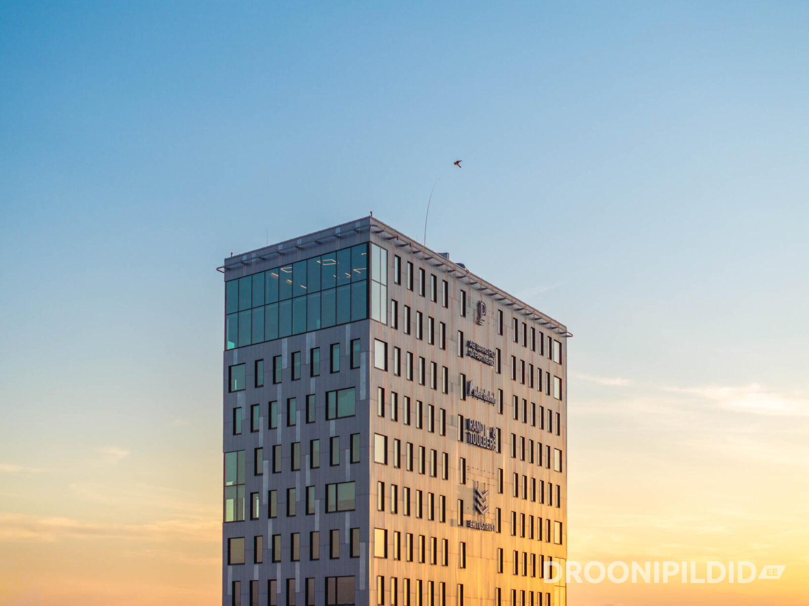 Paju 2 Pipedrive'i büroohoone fassaad kuldse tunni valguses