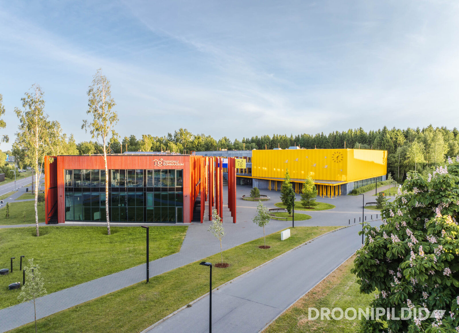 Tabasalu Gümnaasiumi koolikompleks droonifotol Harjumaal