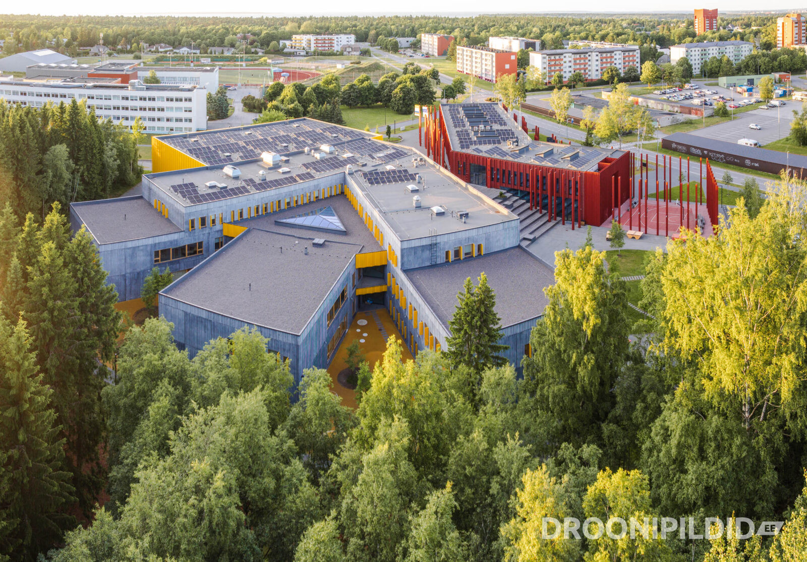 Tabasalu Gümnaasiumi koolikompleks droonifotol Harjumaal