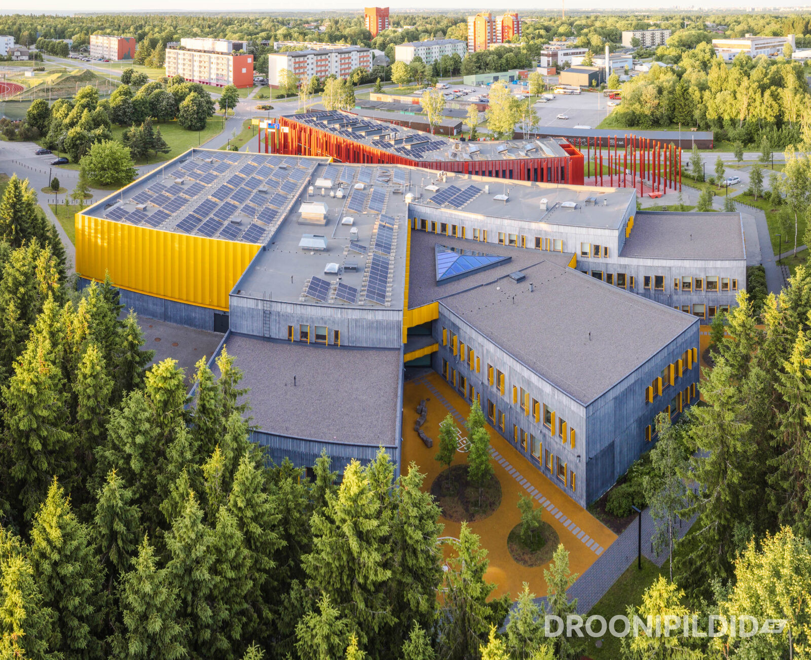 Tabasalu Gümnaasiumi koolikompleks droonifotol Harjumaal