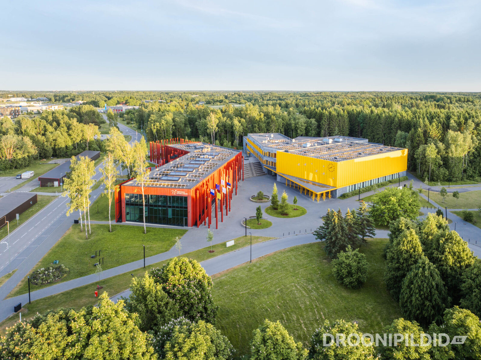 Tabasalu Gümnaasiumi koolikompleks droonifotol Harjumaal