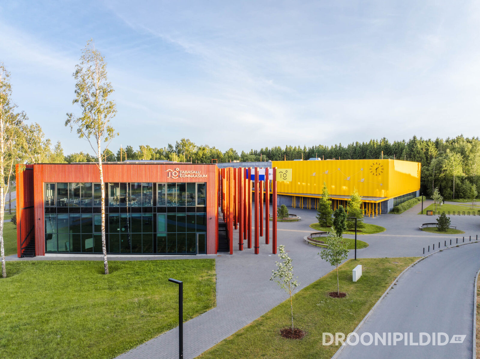 Tabasalu Gümnaasiumi peahoone ja koolikompleks droonifotol