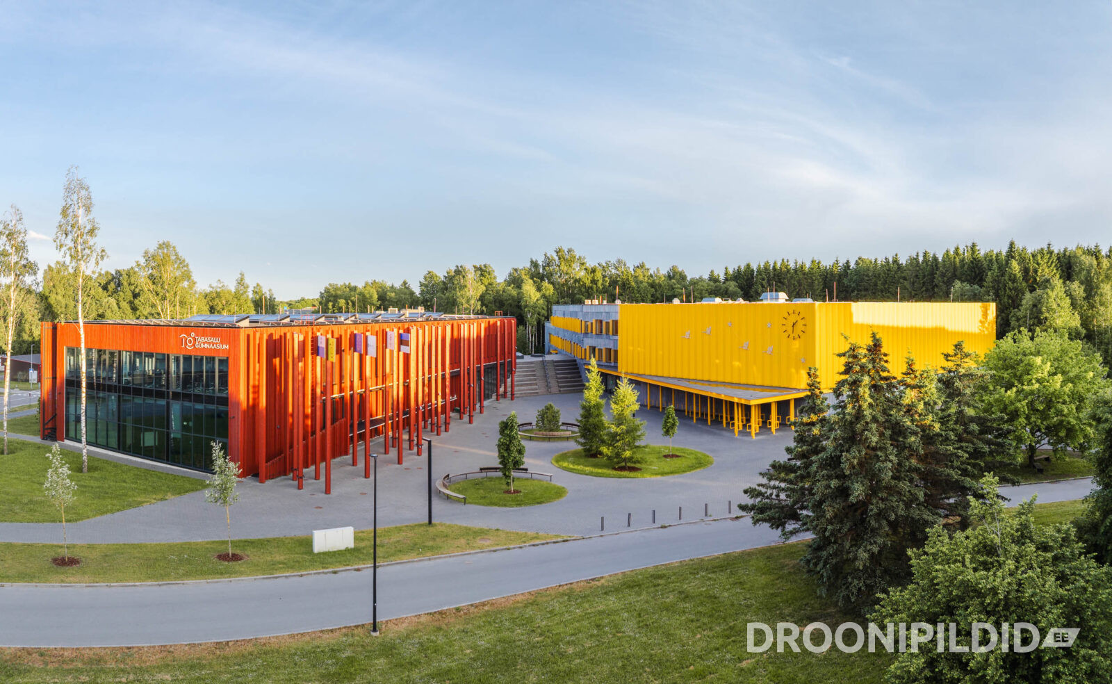 Tabasalu Gümnaasiumi peahooned ja siseväljak droonifotol