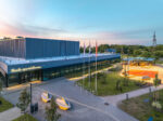 Tuule Spordihoone korvpalliväljak ja kaasaegne spordihoone droonifotol