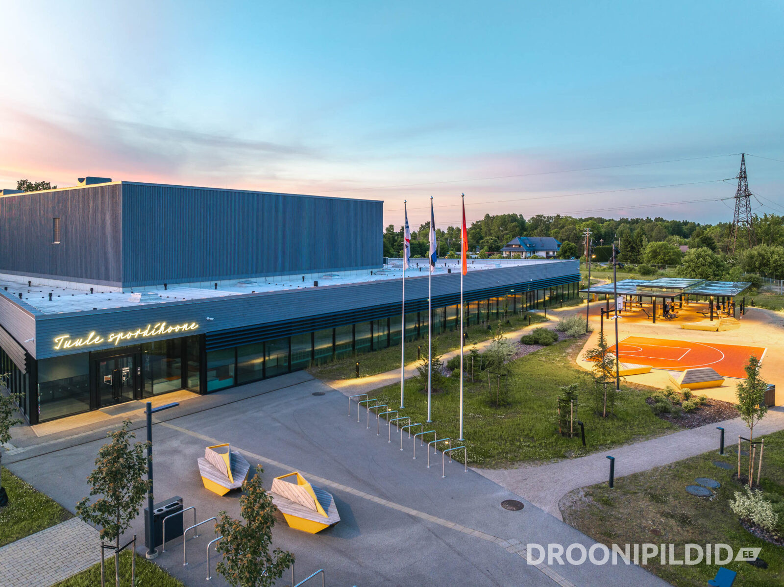 Tuule Spordihoone korvpalliväljak ja kaasaegne spordihoone droonifotol