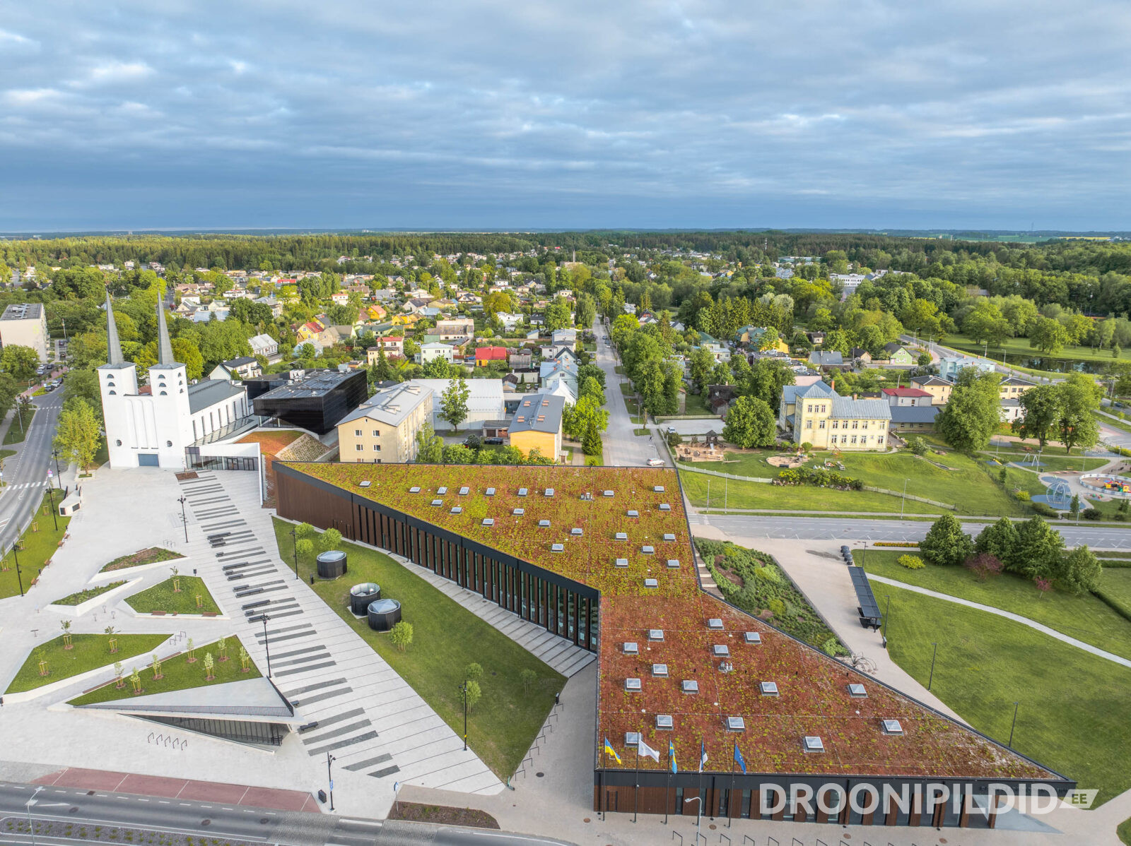Ukuaru ja Rakvere Riigigümnaasiumi sissepääsuala ning peahoone kõrgelt droonilt vaadatuna