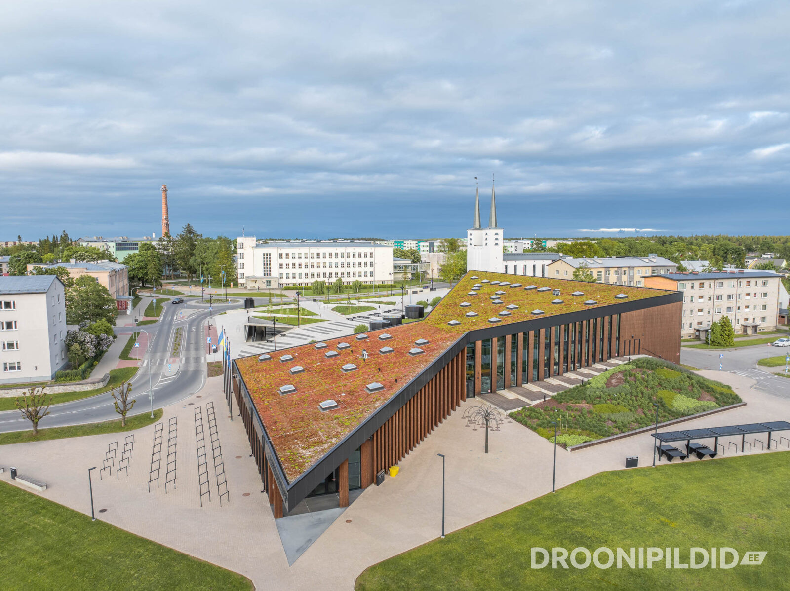 Ukuaru ja Rakvere Riigigümnaasium Rakvere linnakeskkonnas õhtuses valguses