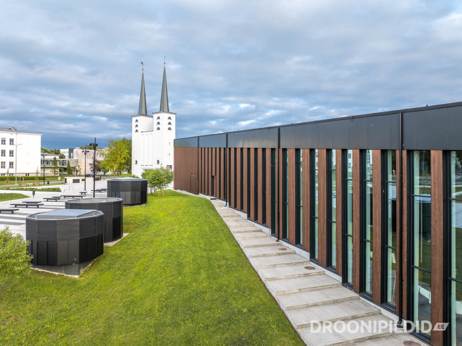 Ukuaru ja Rakvere Riigigümnaasiumi välialade geomeetrilised vormid vertikaalses droonivaates