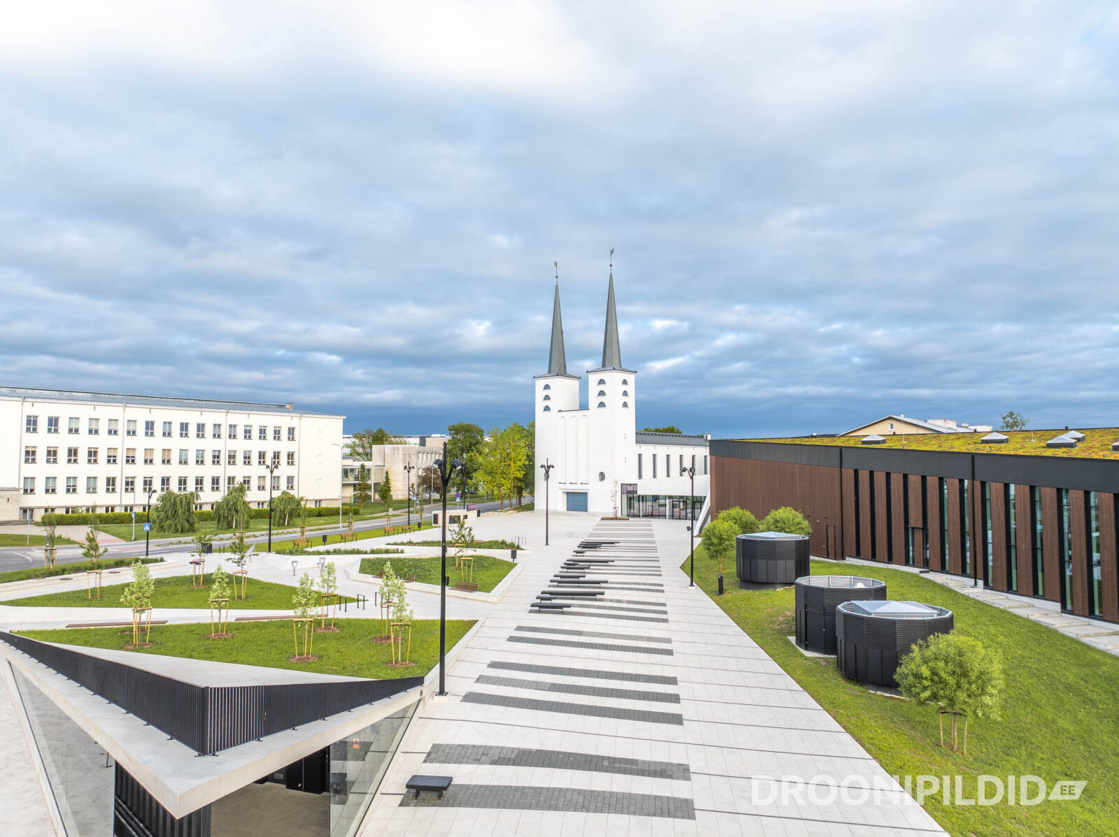 Ukuaru ja Rakvere Riigigümnaasiumi tornid ning sisehoov otse ülalt droonifotol