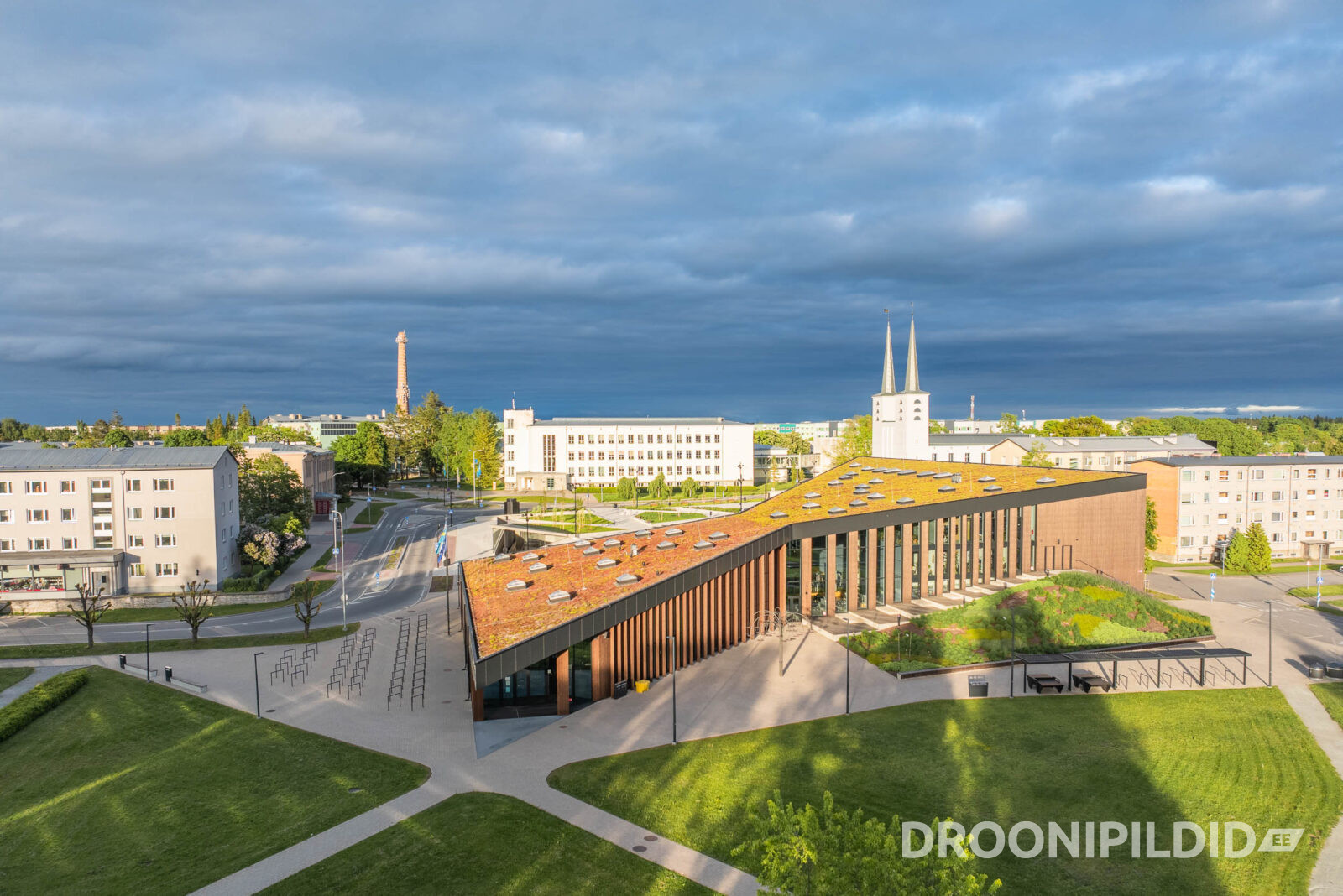 Ukuaru ja Rakvere Riigigümnaasiumi peahoone ning koolikompleks droonivaates