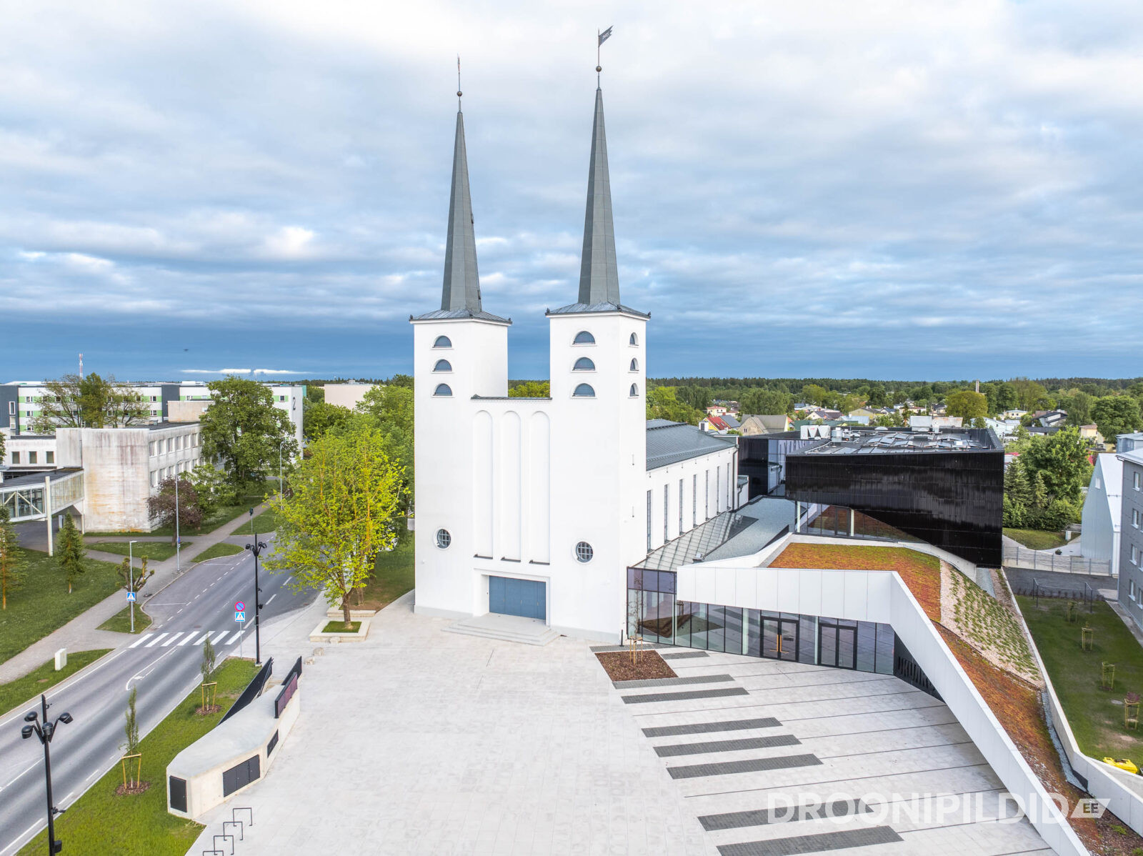 Ukuaru ja Rakvere Riigigümnaasiumi fassaadidetail ja kaasaegne arhitektuurilahendus