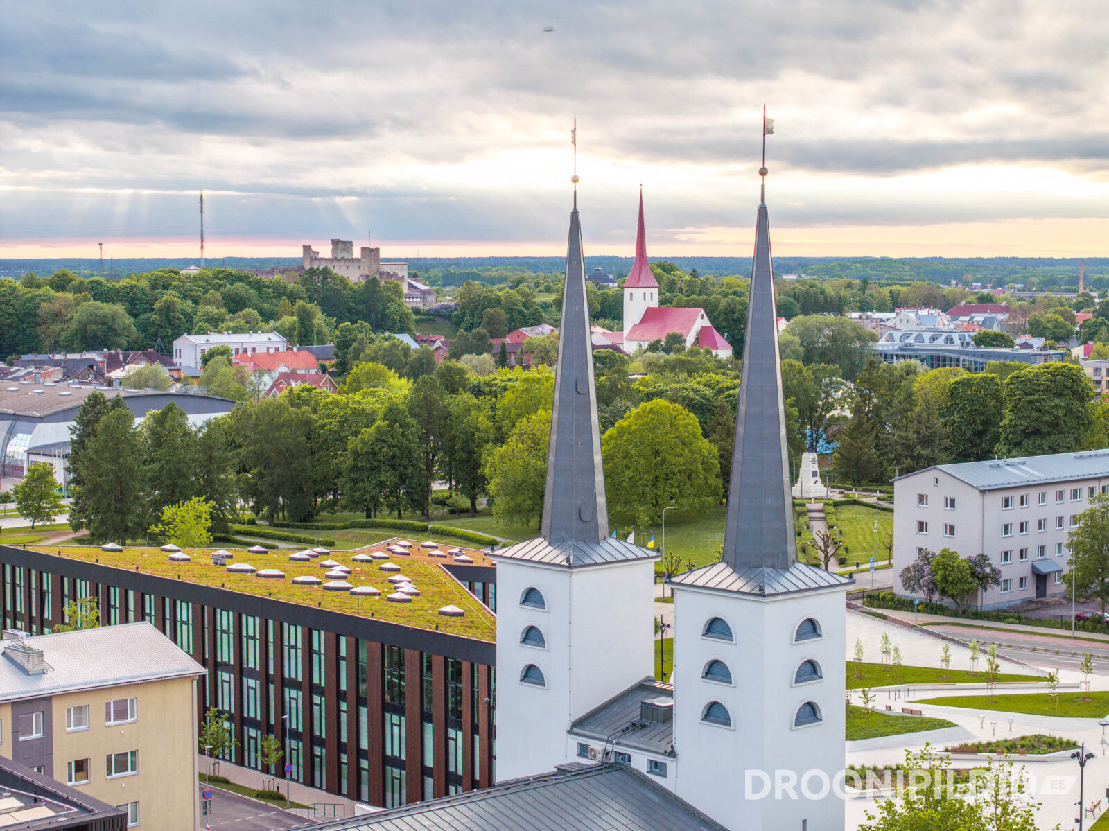 Ukuaru ja Rakvere Riigigümnaasiumi terviklik koolikompleks ja väliruum droonivaates
