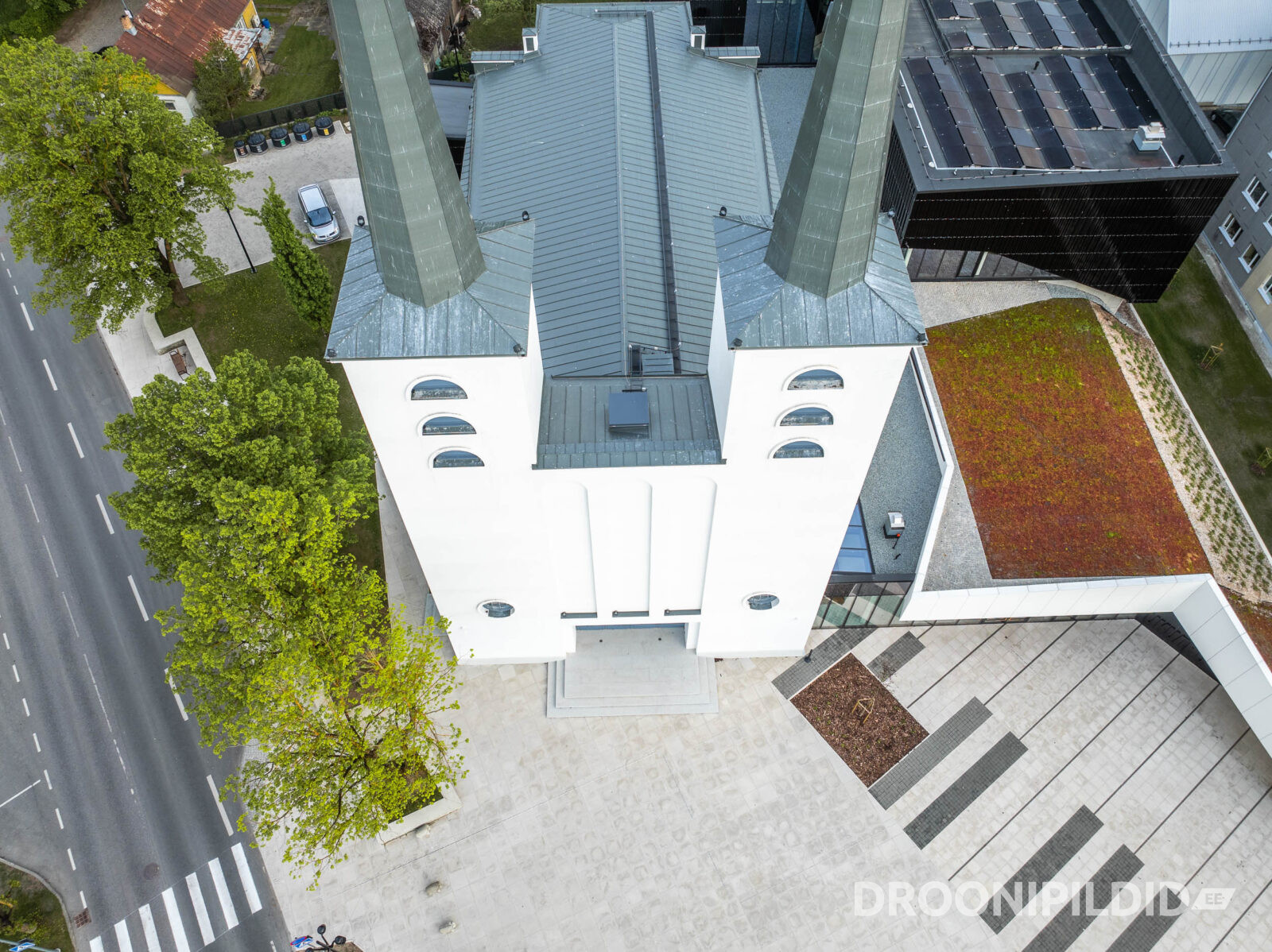 Ukuaru ja Rakvere Riigigümnaasiumi tornid ning sisehoov otse ülalt droonifotol