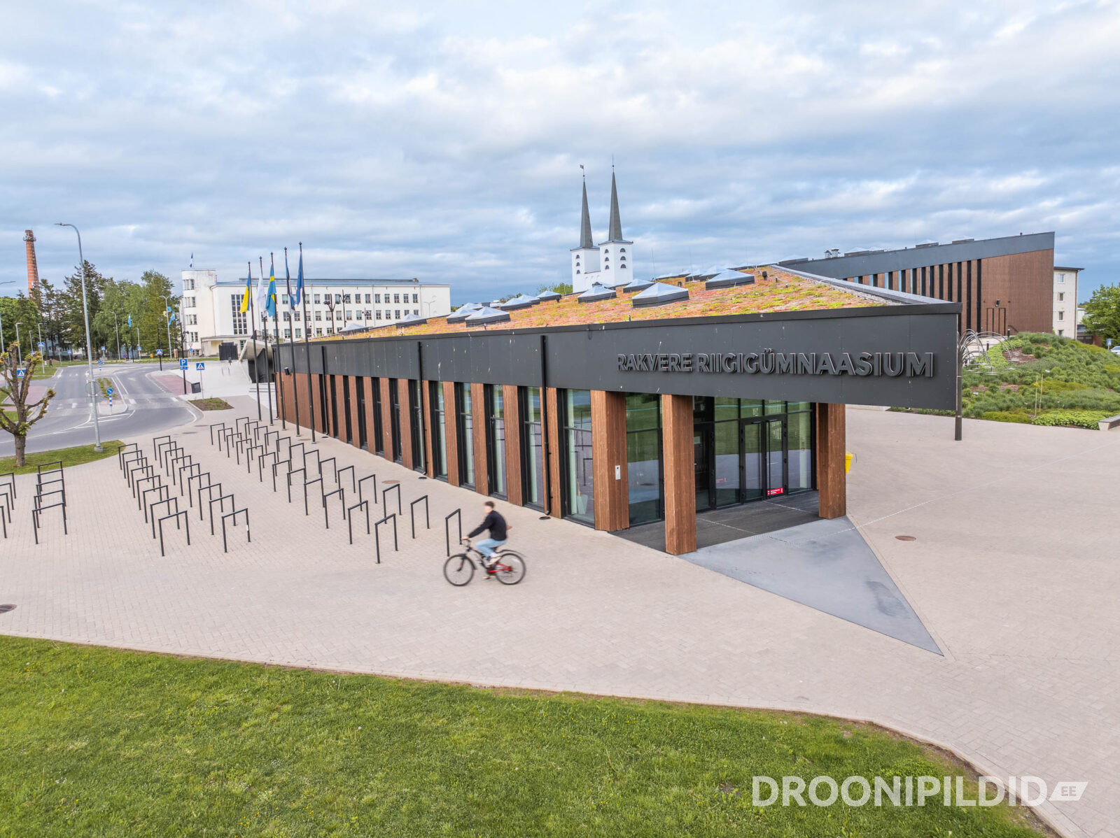 Ukuaru ja Rakvere Riigigümnaasiumi tornid ning sisehoov otse ülalt droonifotol
