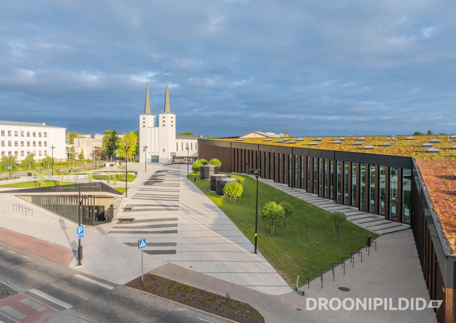 Ukuaru ja Rakvere Riigigümnaasiumi iseloomulikud valged tornid ja koolihoone droonifotol