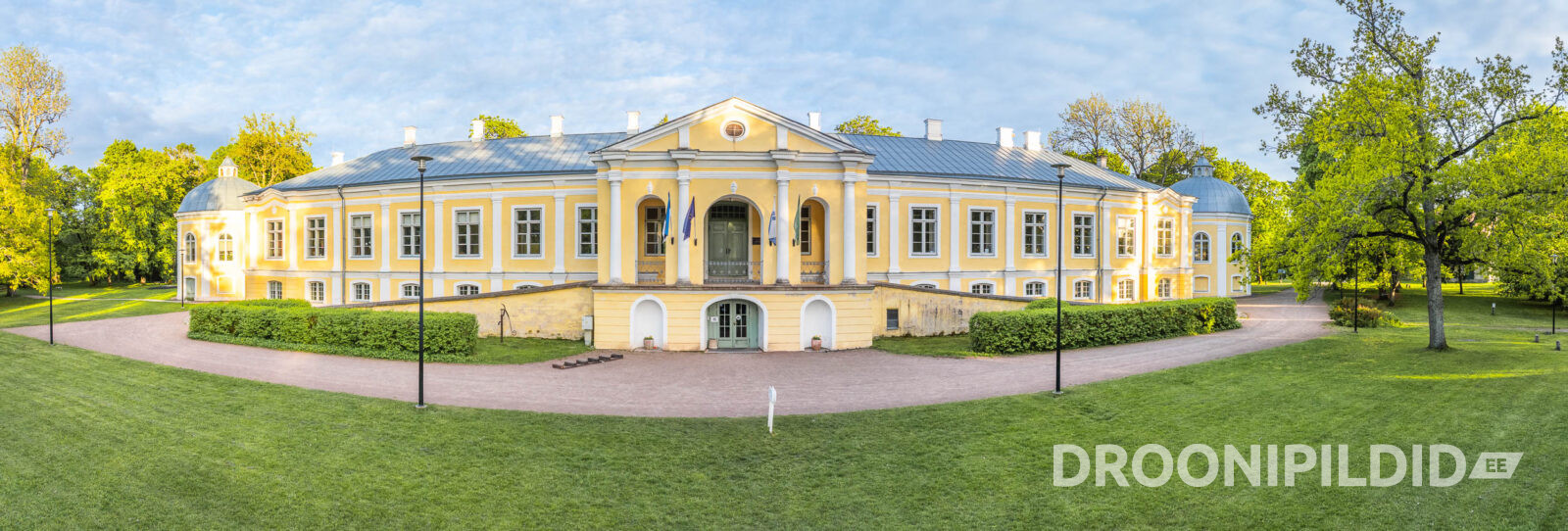 Vääna Koolihoone peafassaad ja mõisapargi esiväljak droonifotol