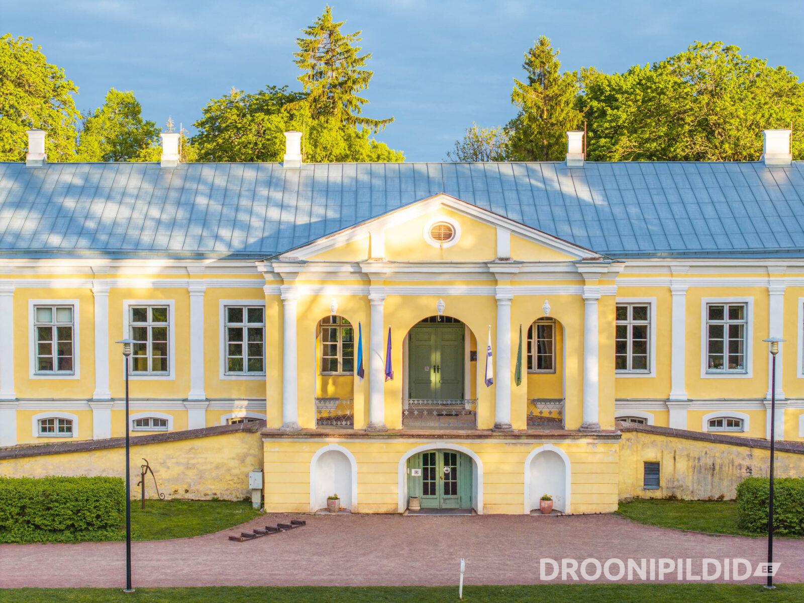Vääna Koolihoone peafassaad ja mõisapargi esiväljak droonifotol