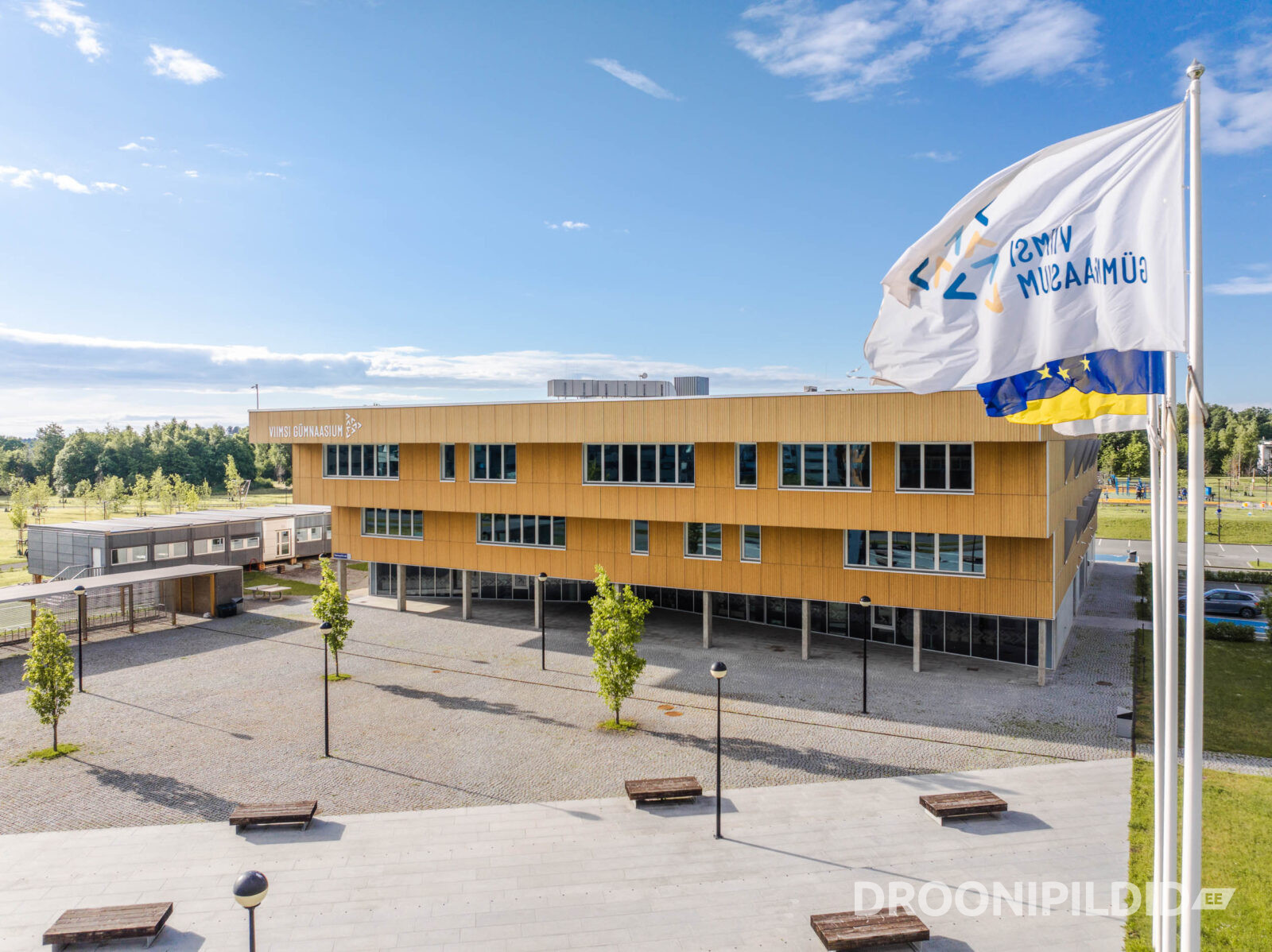 Viimsi Gümnaasiumi peahoone ja kooliväljak droonivaates