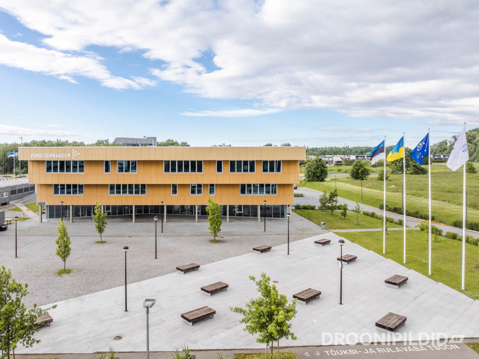 Viimsi Gümnaasiumi koolikompleks rohelise ümbruse keskel