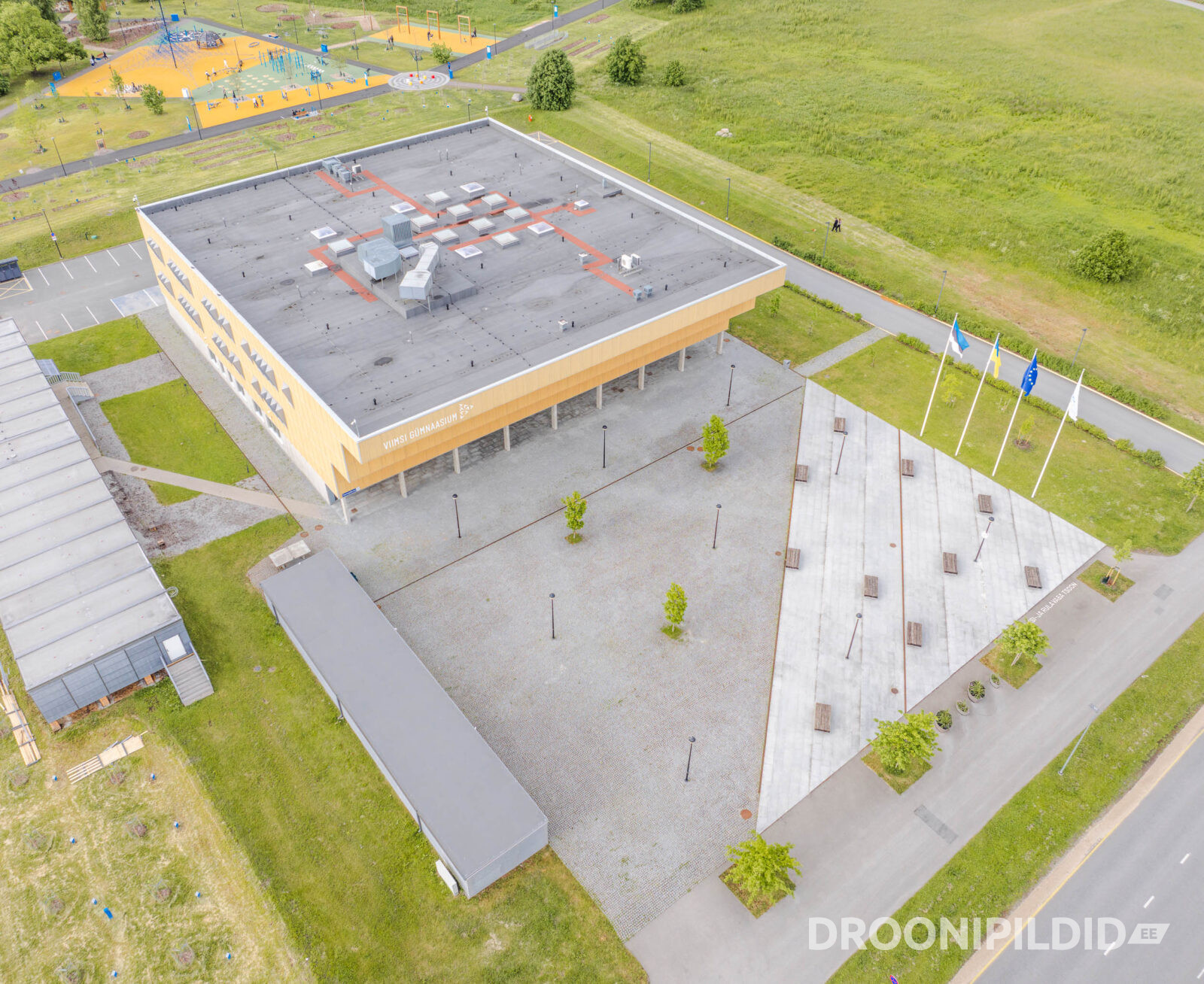 Viimsi Gümnaasiumi katus ja kooli ümbrus kõrgelt vaadatuna