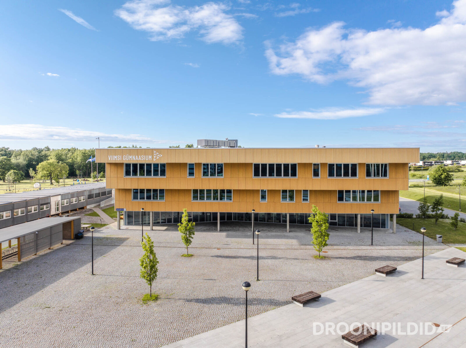 Viimsi Gümnaasiumi peahoone ja kooliväljak droonivaates