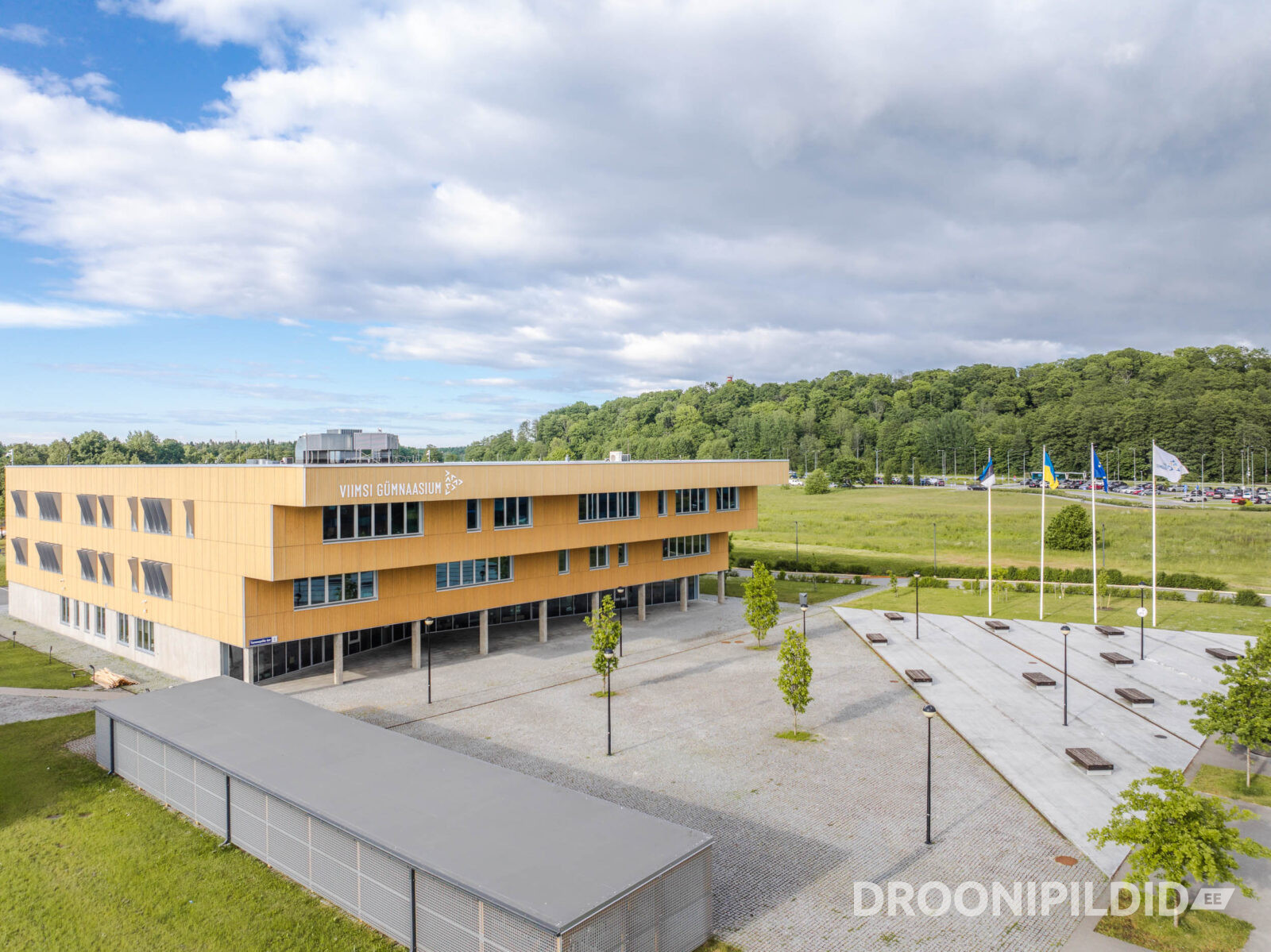 Viimsi Gümnaasiumi peahoone ja kooliväljak droonivaates
