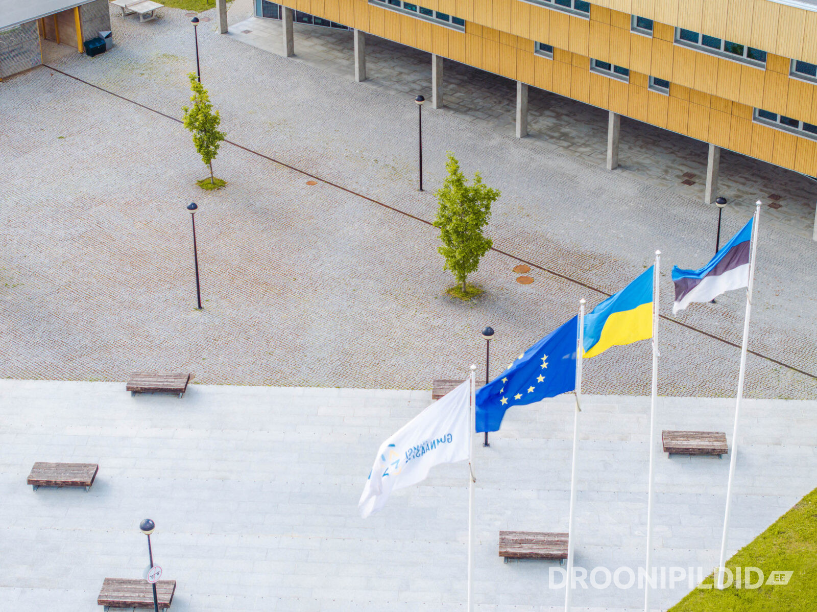Viimsi Gümnaasiumi peahoone ja kooliväljak droonivaates