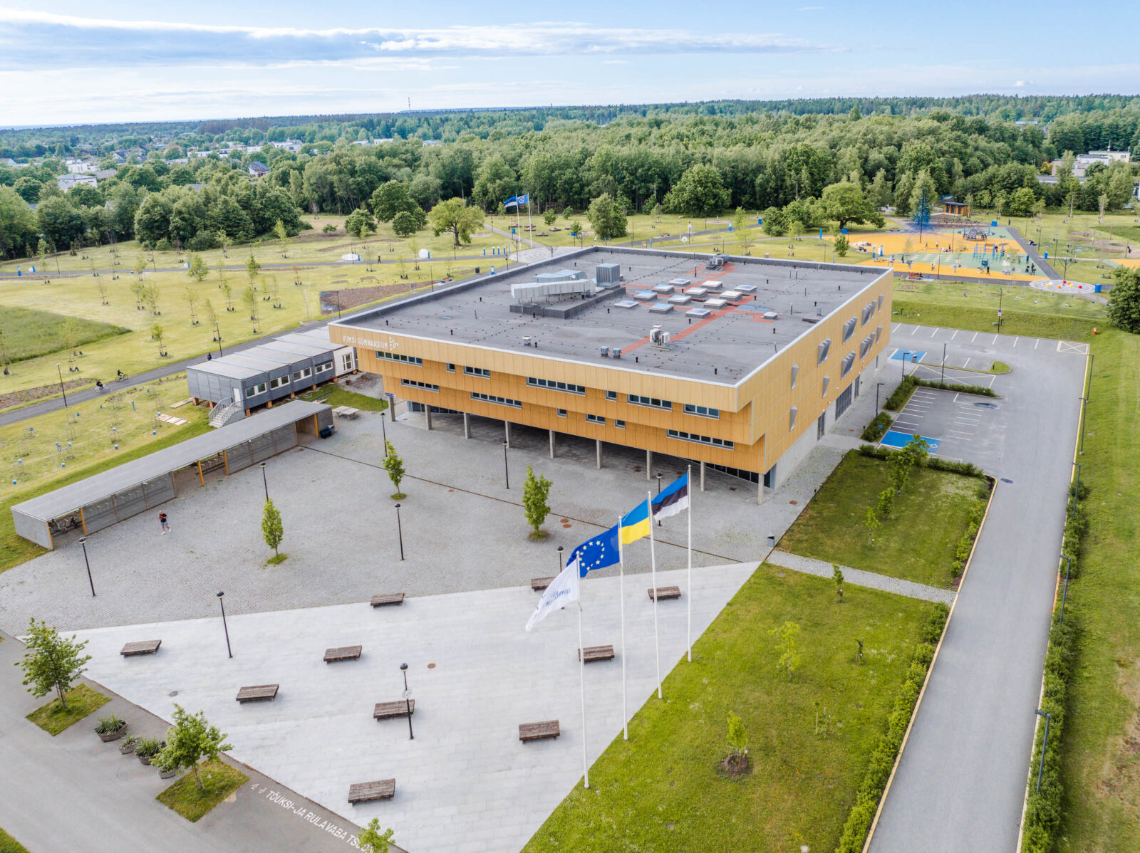 Viimsi Gümnaasiumi peahoone ja kooliväljak droonivaates
