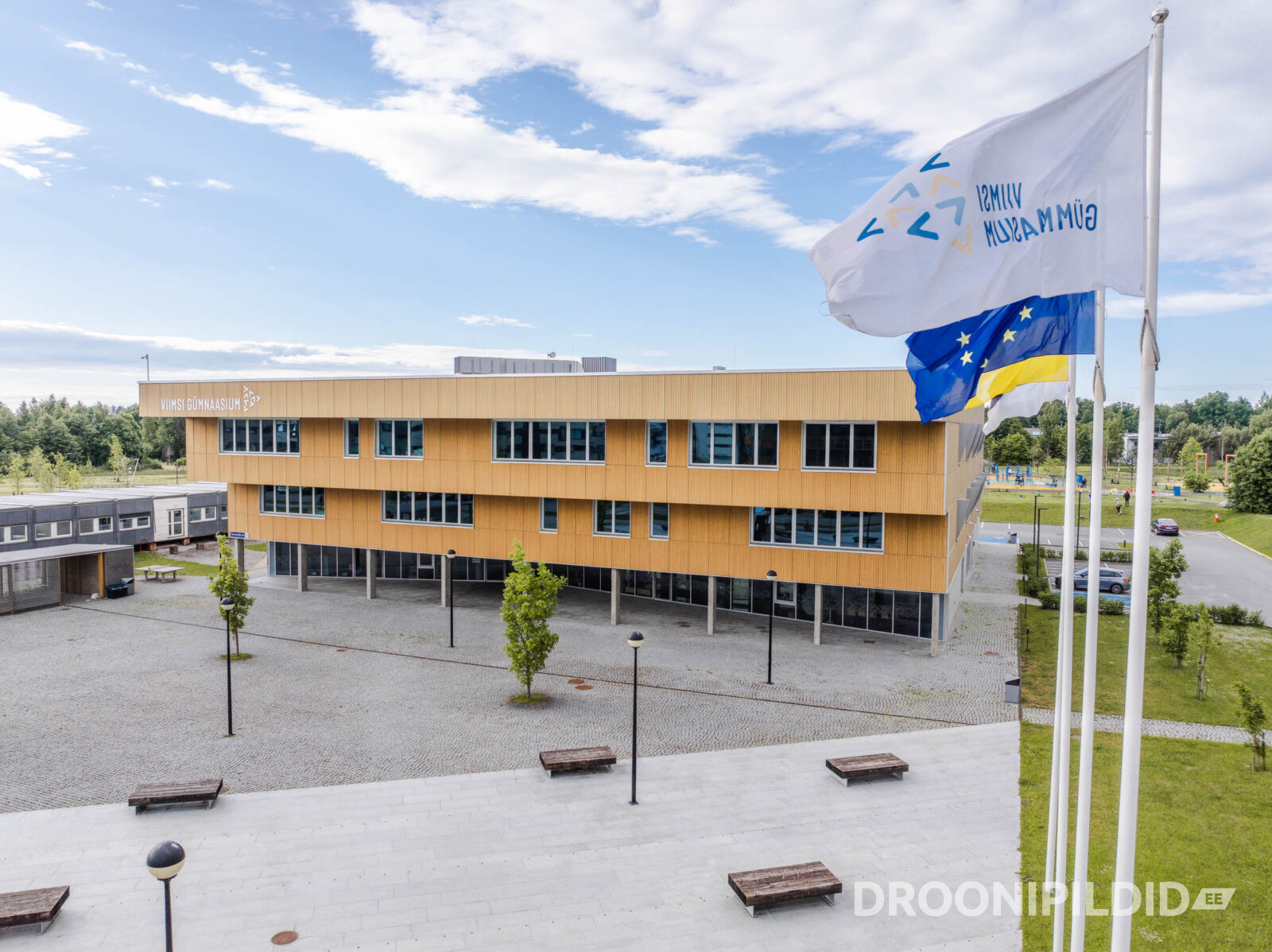 Viimsi Gümnaasiumi arhitektuur ja linnaväljak droonifotol