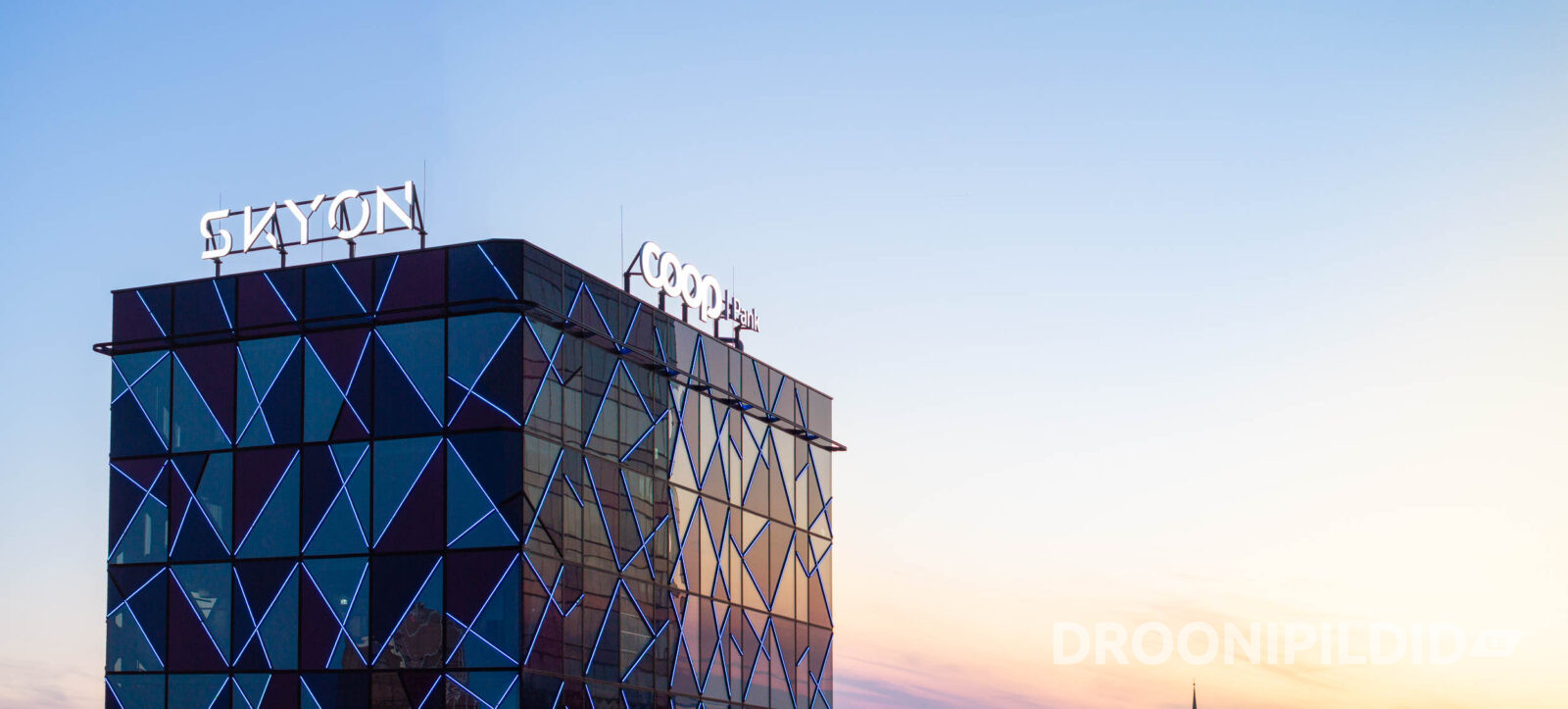 Coop Panga peahoone Tallinnas päikeseloojangul