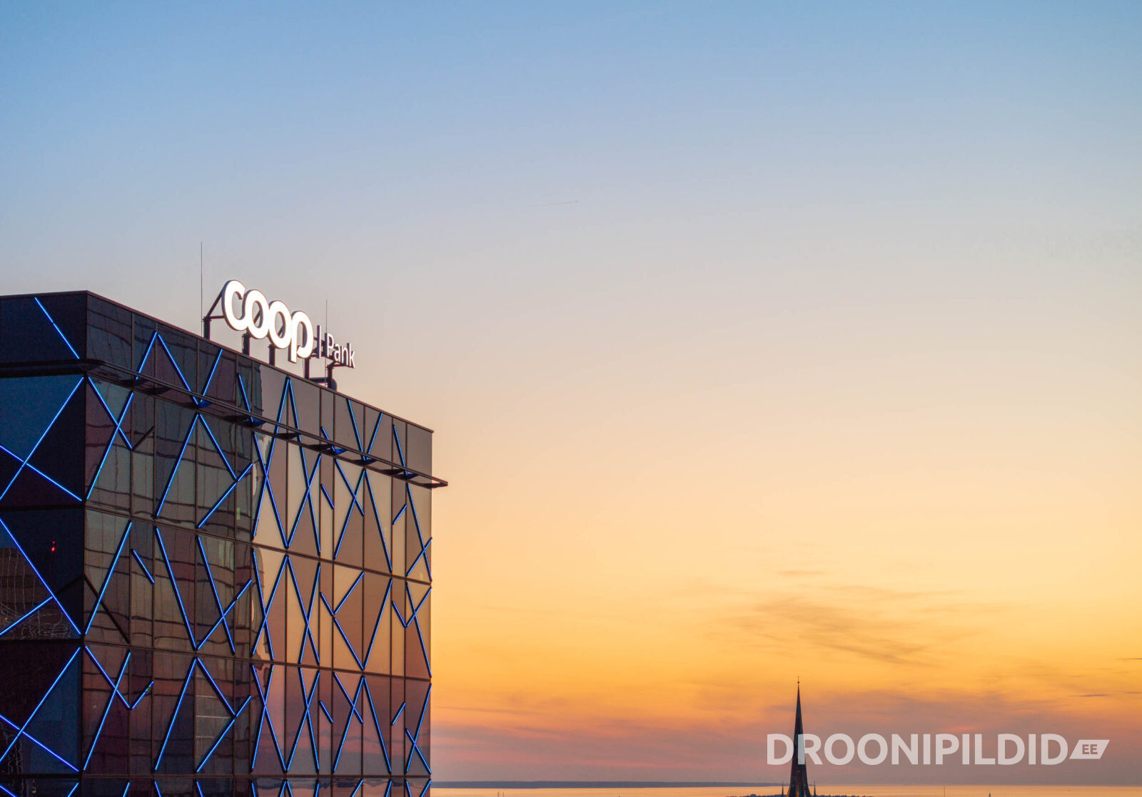 Coop Panga peahoone Tallinnas päikeseloojangul