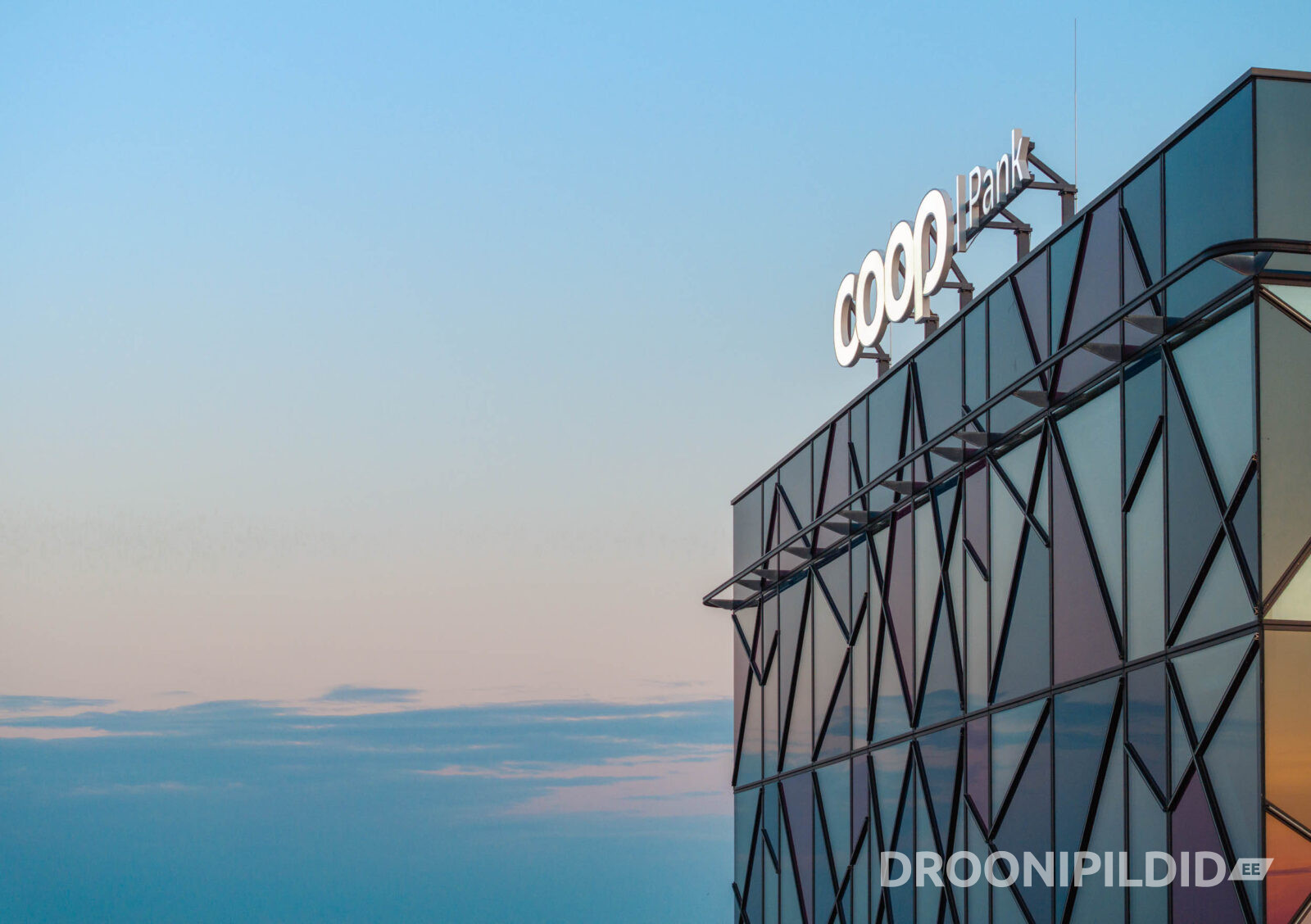 Coop Panga peahoone Tallinnas päikeseloojangul
