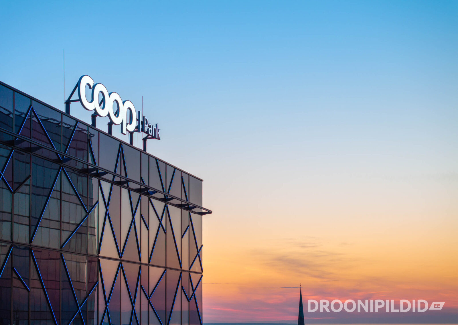 Coop Panga peahoone Tallinnas päikeseloojangul