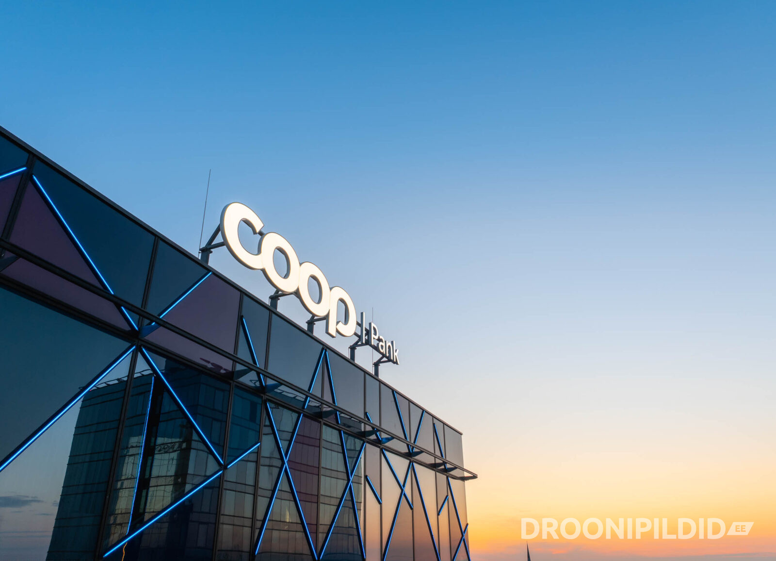Coop Panga peahoone Tallinnas päikeseloojangul