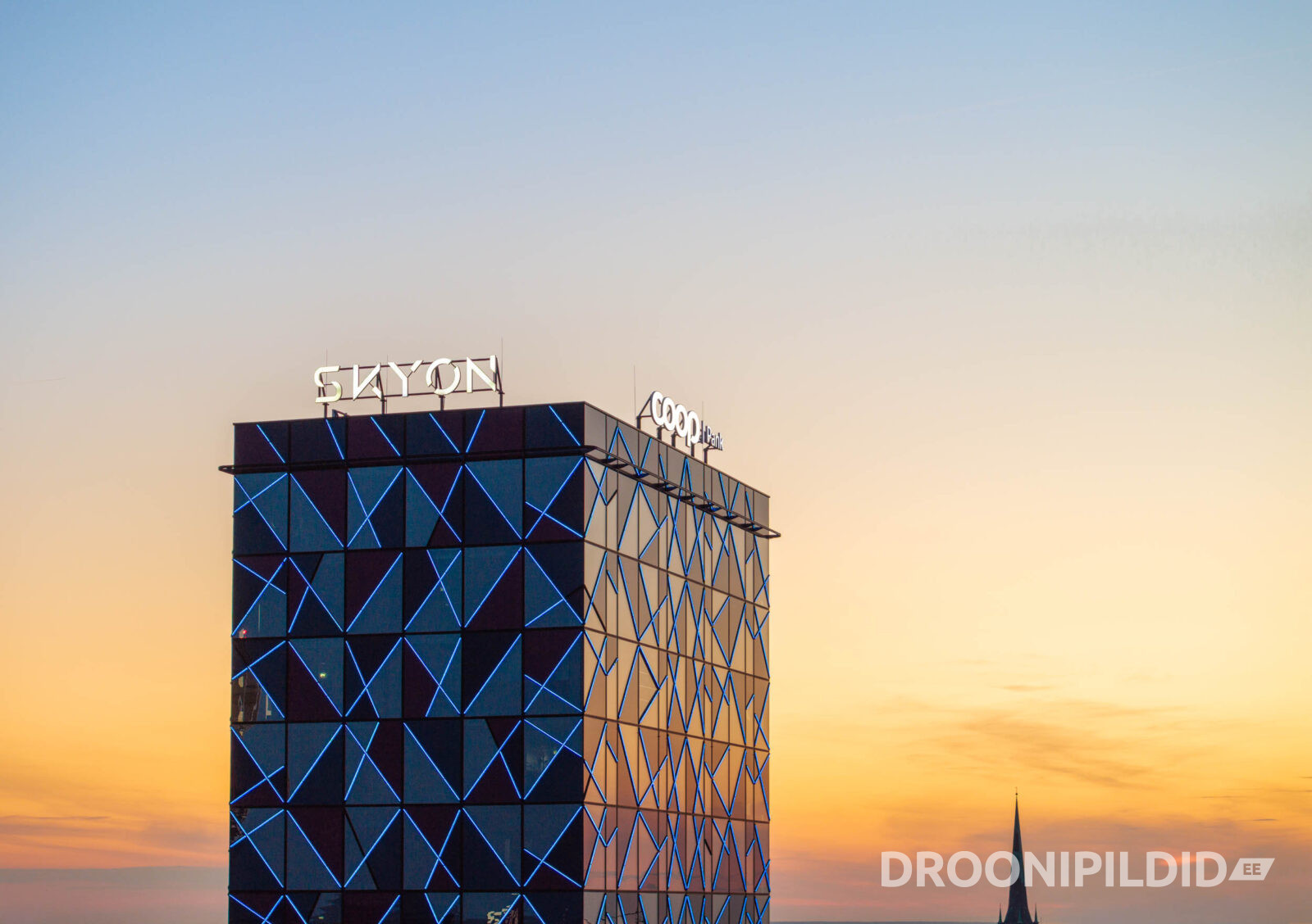 Coop Panga peahoone Tallinnas päikeseloojangul