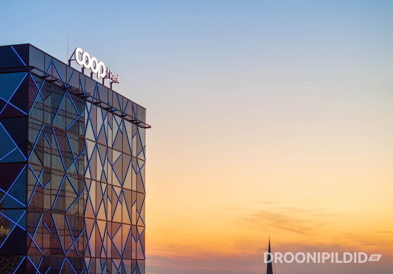 Coop Panga peahoone Tallinnas päikeseloojangul