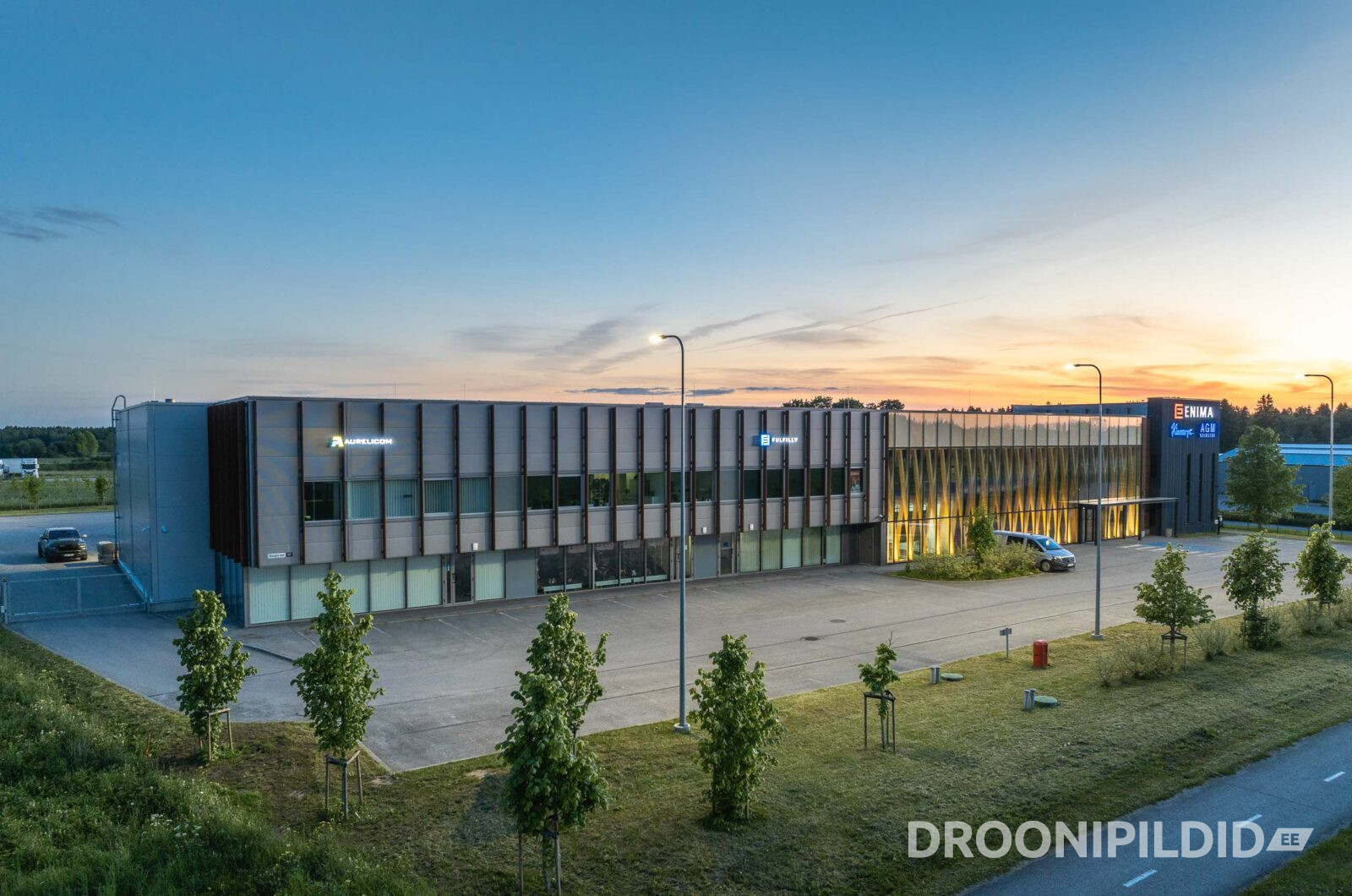 Enima büroohoone Kangru tee 17 aadressil, kaasaegne ärihoone droonifotol.